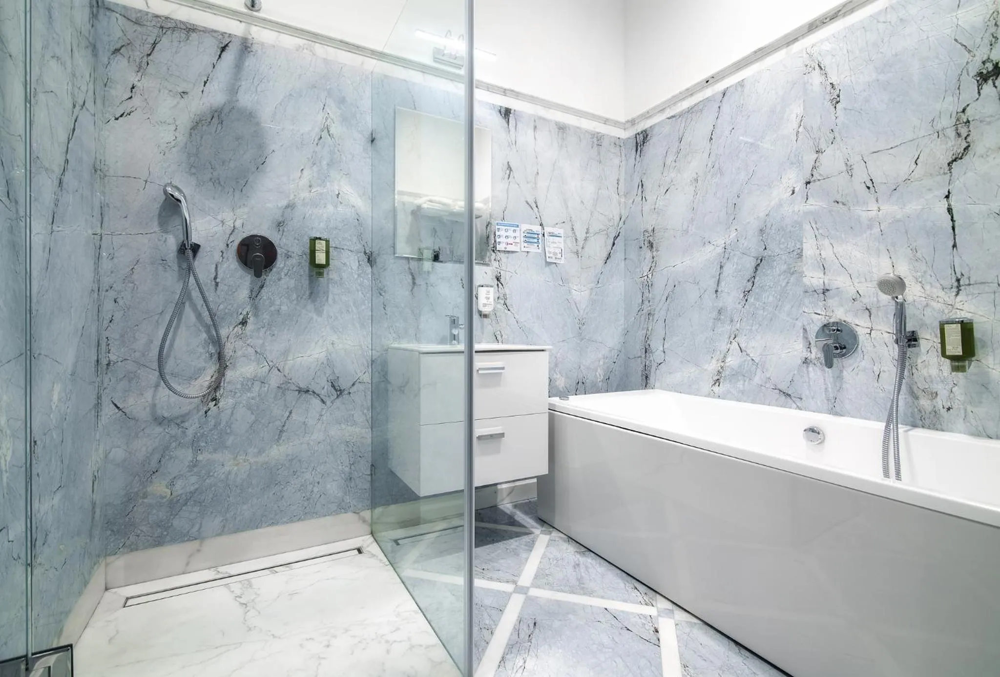 Shower in Hotel Park Kajetany