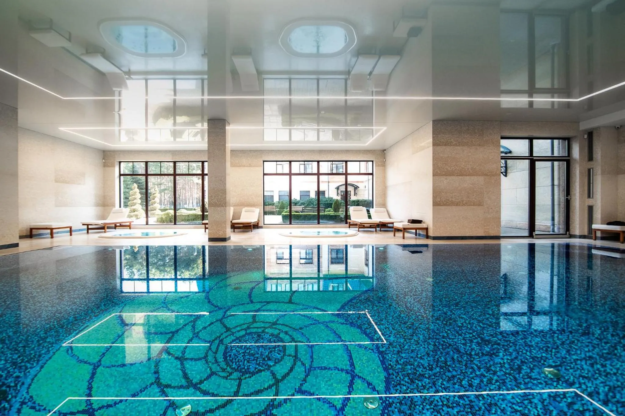 Swimming pool in Hotel Park Kajetany