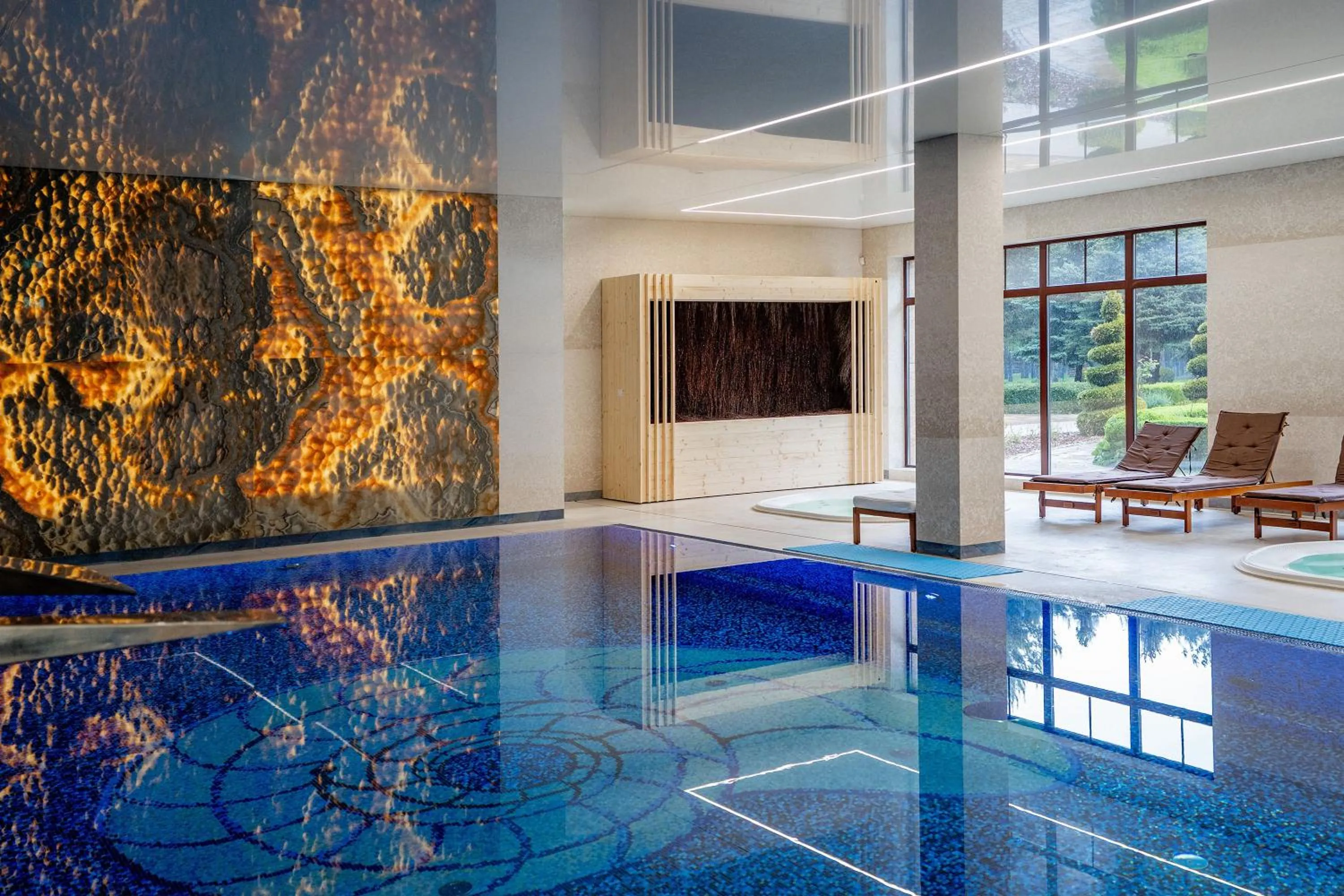 Swimming pool in Hotel Park Kajetany