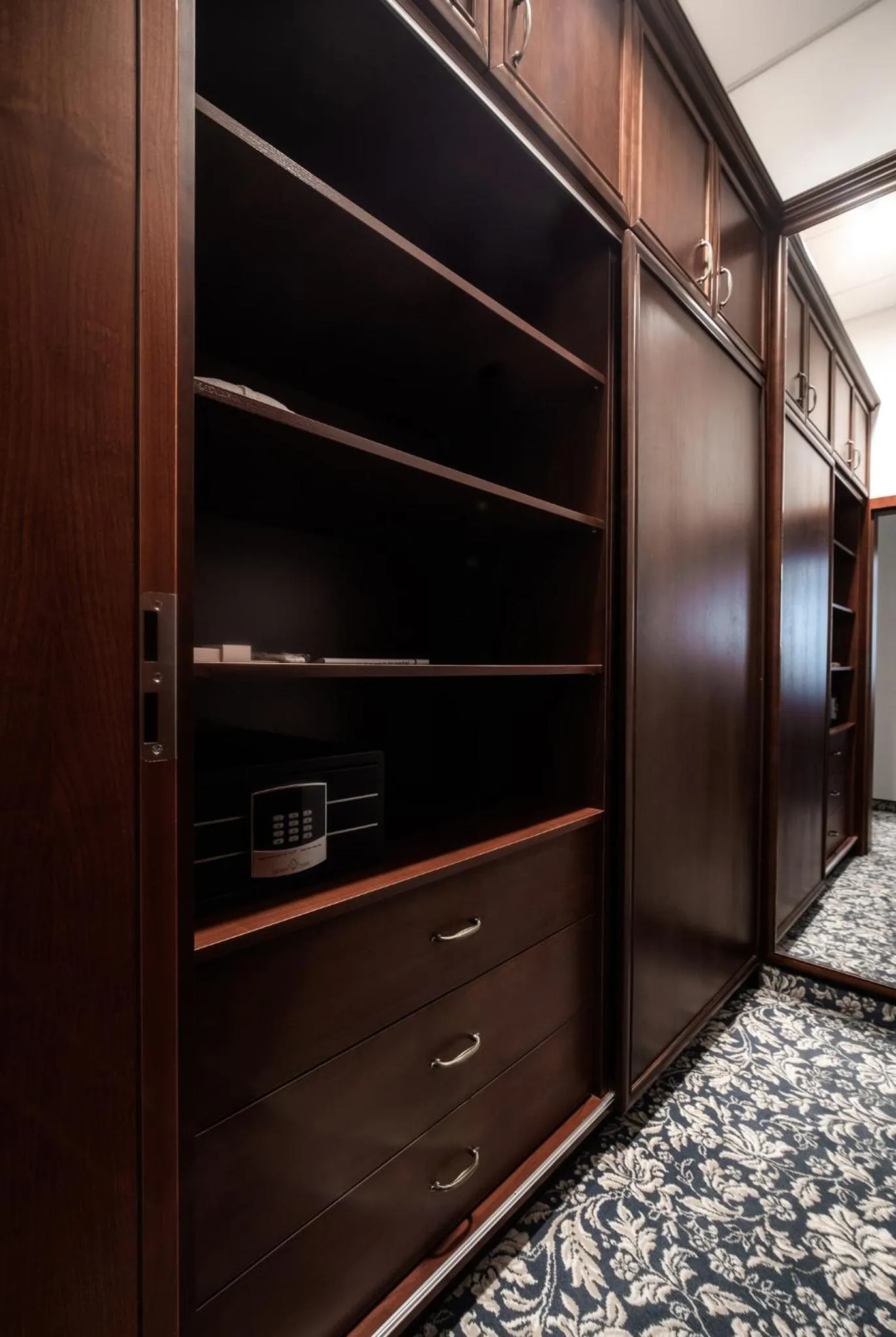 wardrobe in Hotel Park Kajetany