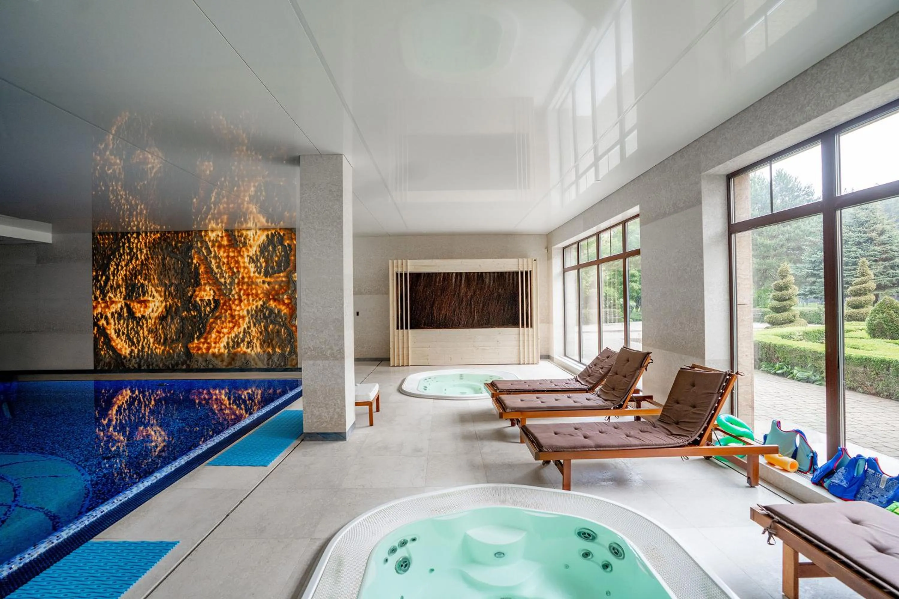 Swimming pool in Hotel Park Kajetany