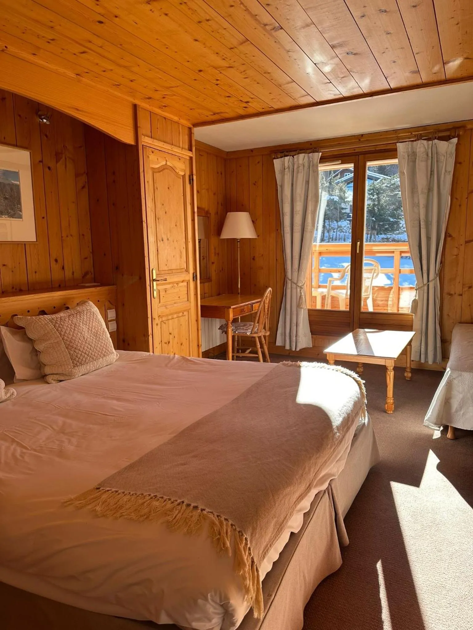 Bed in Hôtel Le Jeu de Paume