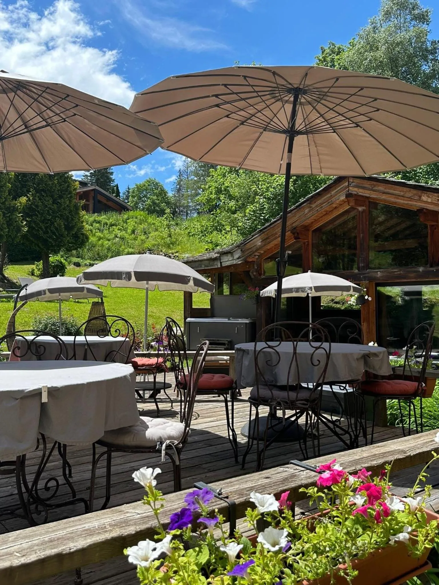 Patio in Hôtel Le Jeu de Paume