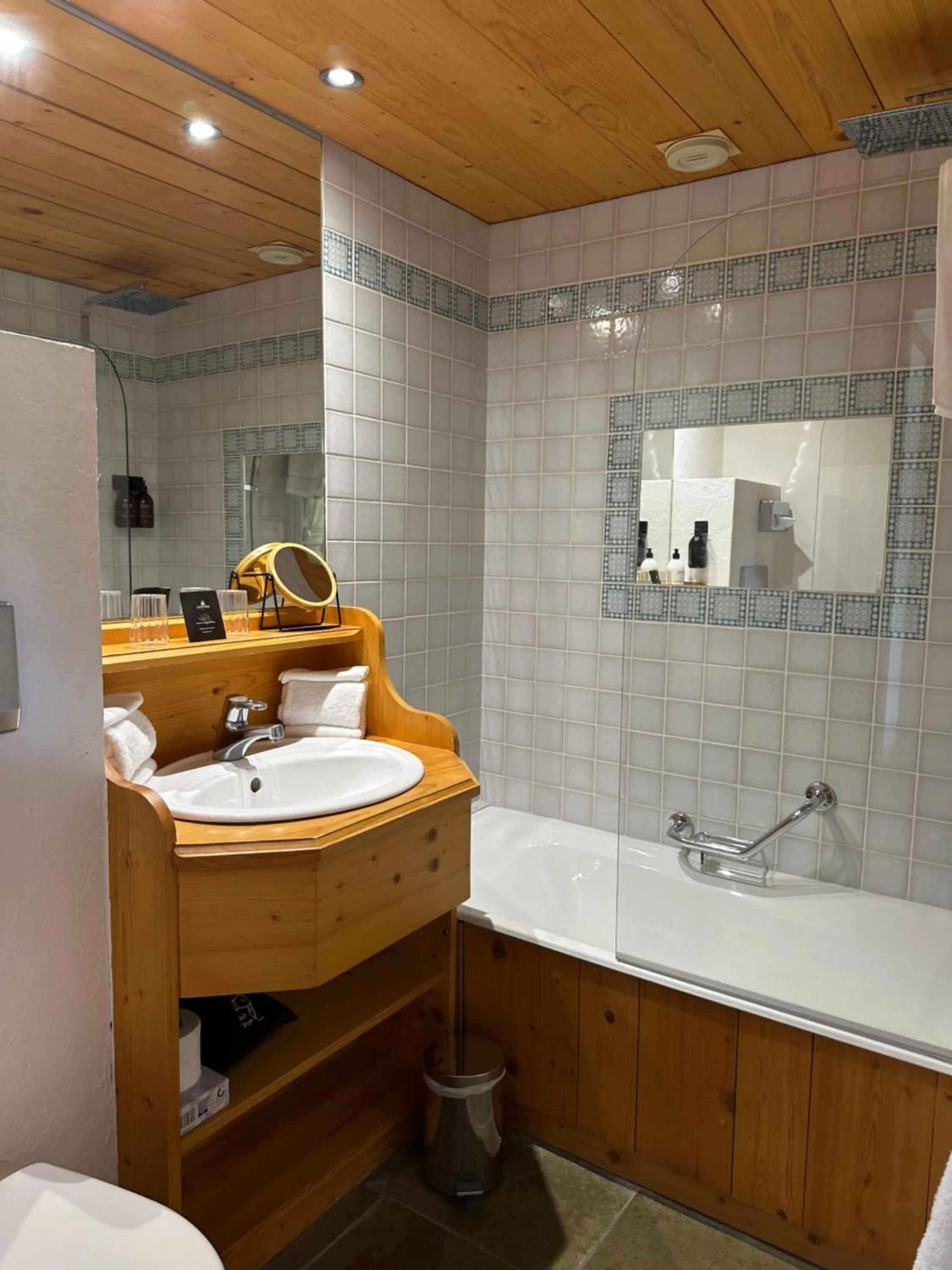 Bathroom in Hôtel Le Jeu de Paume