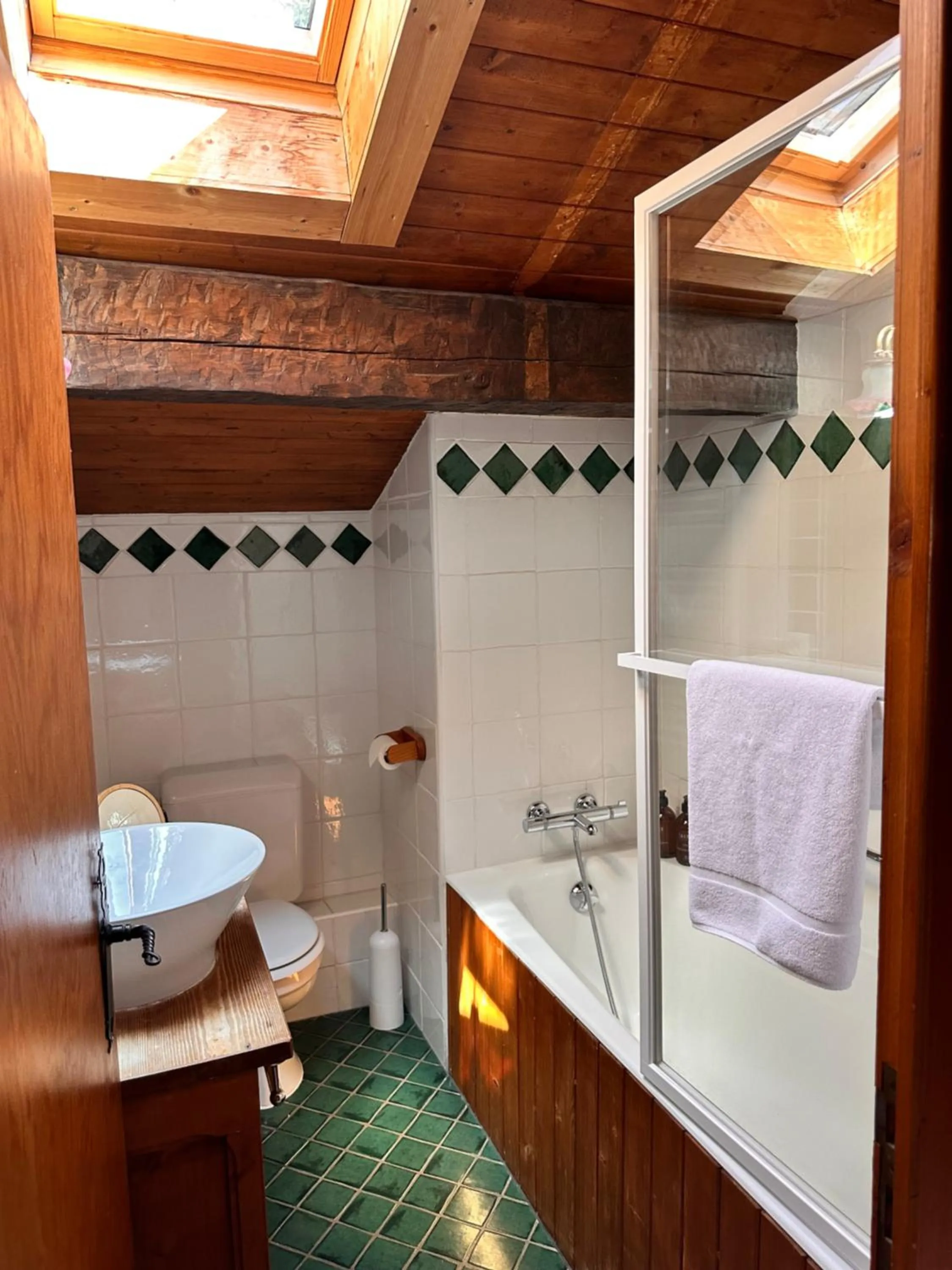 Toilet in Hôtel Le Jeu de Paume