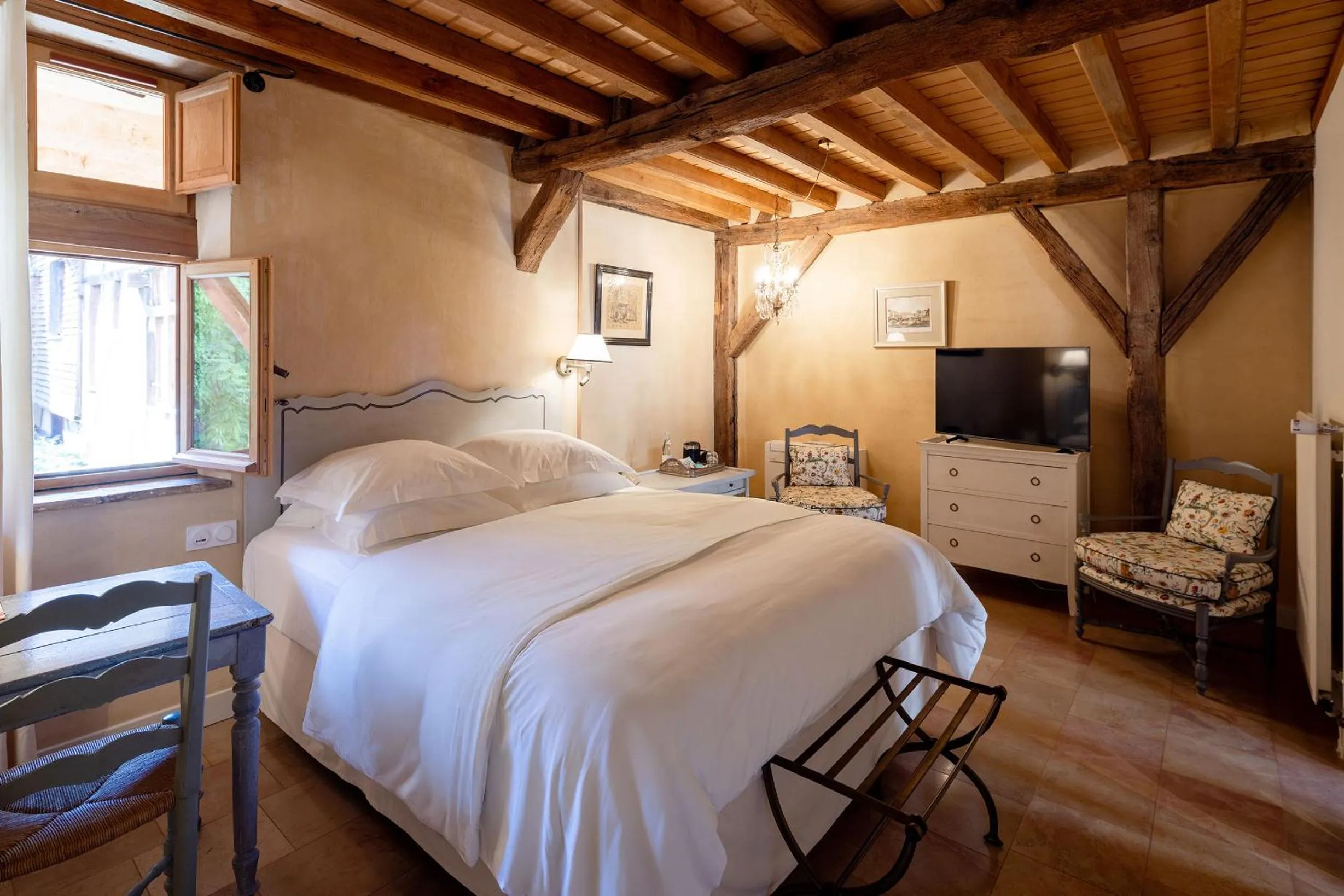 Photo of the whole room, Bed in Le Champ des Oiseaux Hôtel & Spa