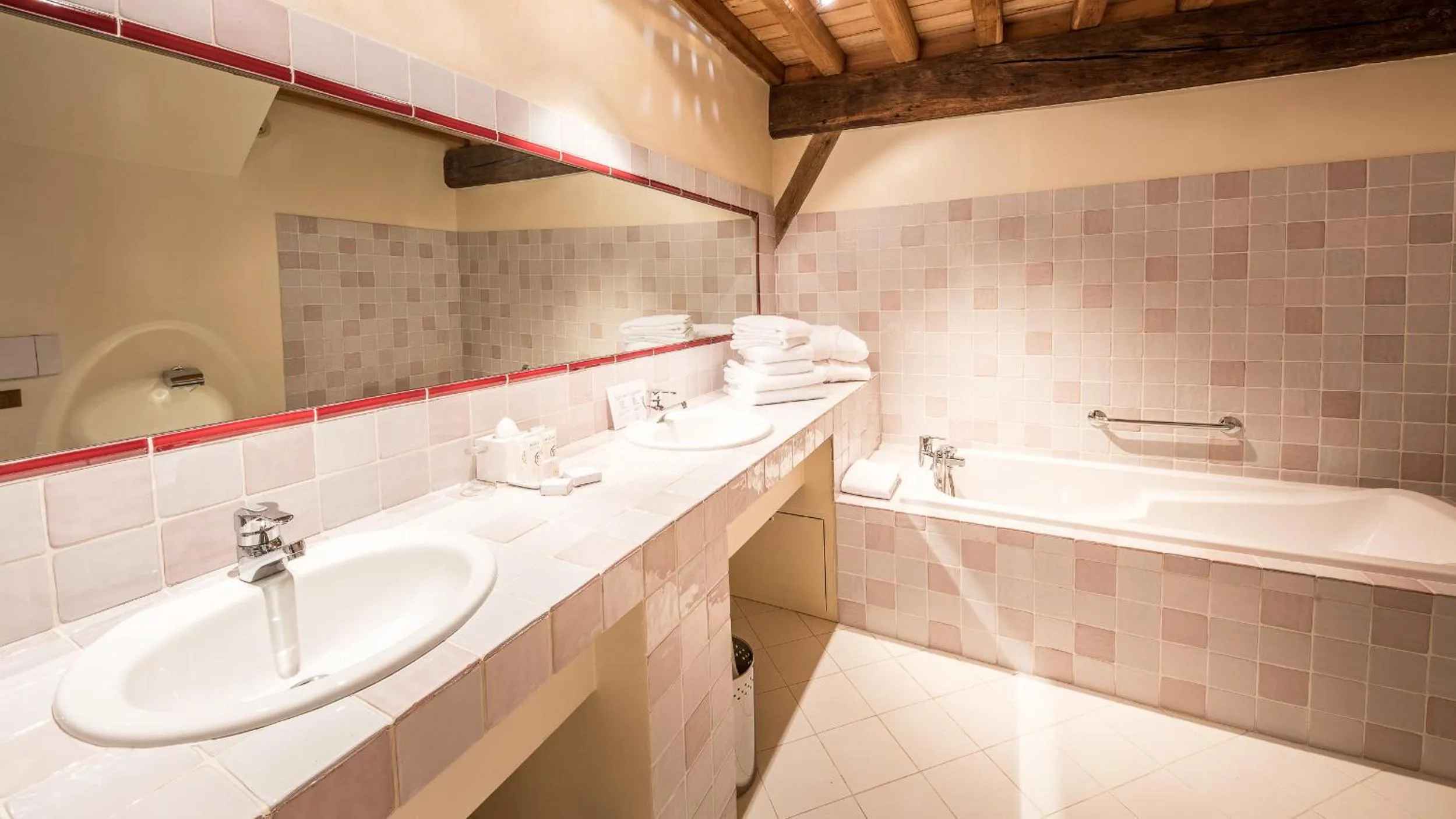 Bathroom in Le Champ des Oiseaux Hôtel & Spa