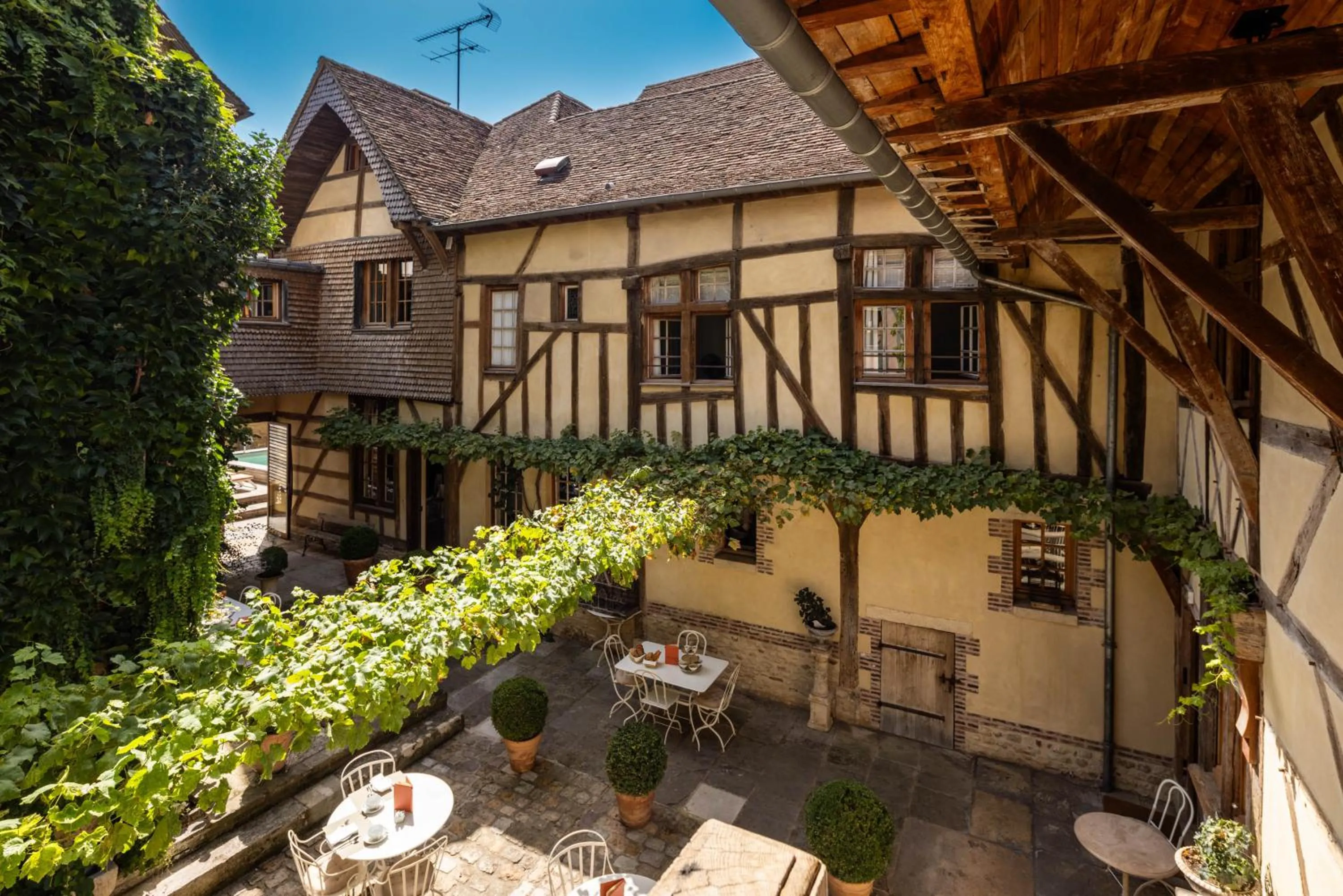 Property building in Le Champ des Oiseaux Hôtel & Spa