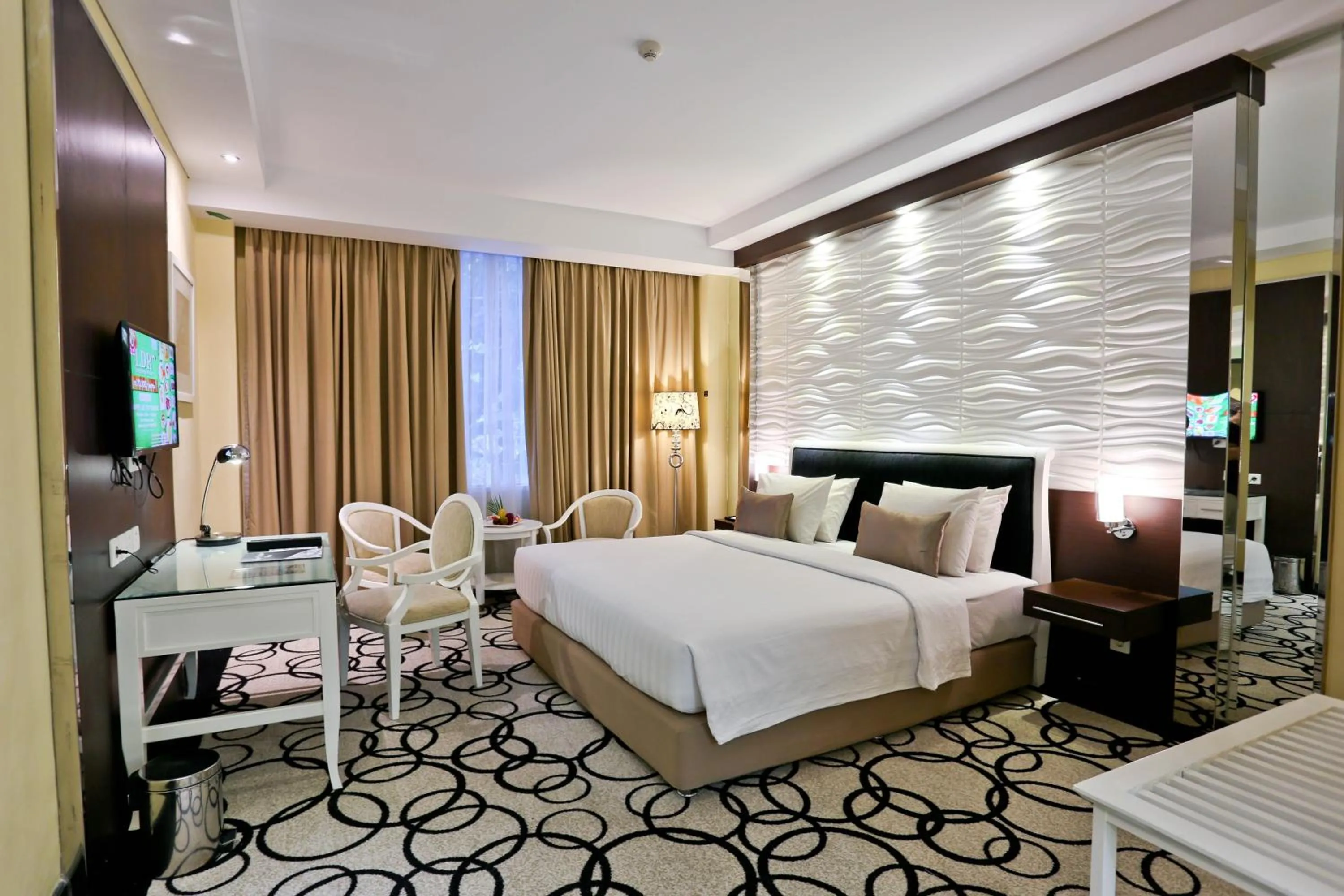 Bedroom, Bed in Hotel New Saphir Yogyakarta