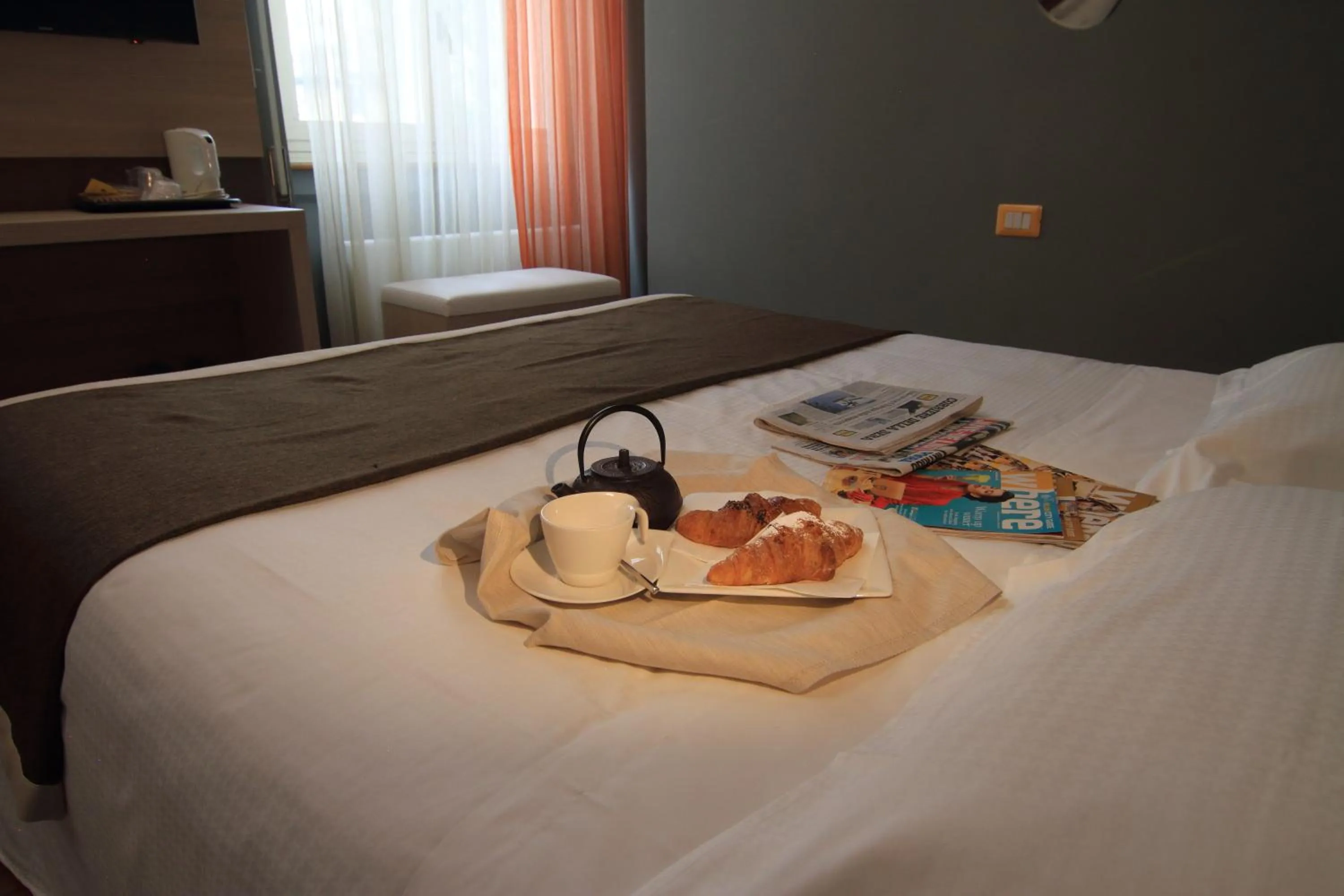 Shower, Bed in Hotel Metrò