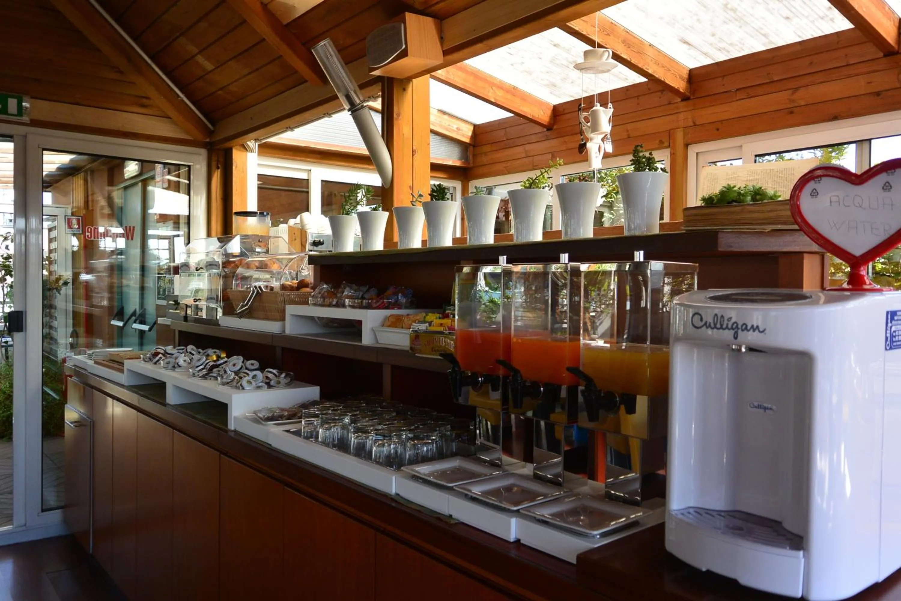 Buffet breakfast in Hotel Metrò