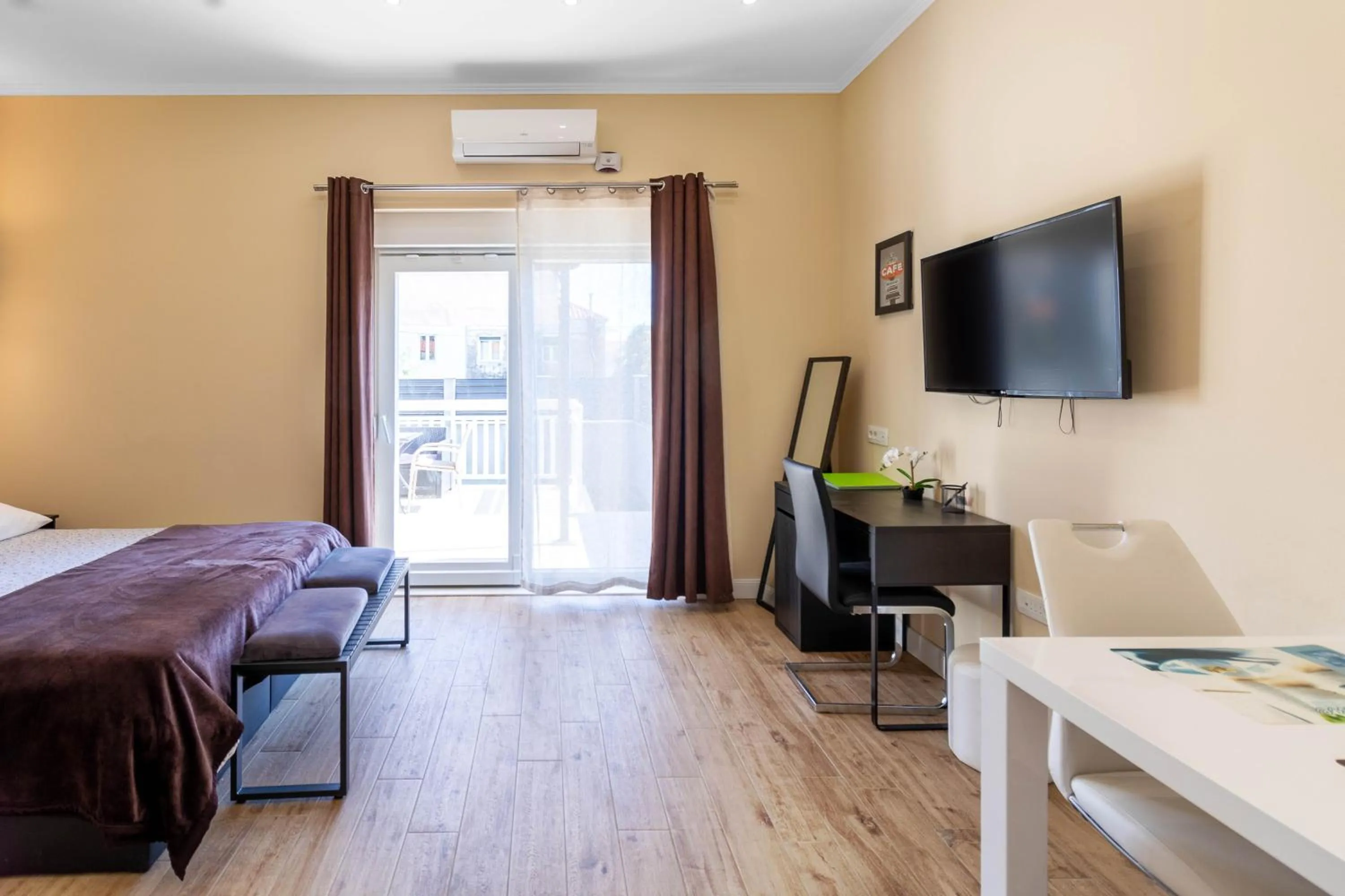 Living room, Bed in StaySplitBay