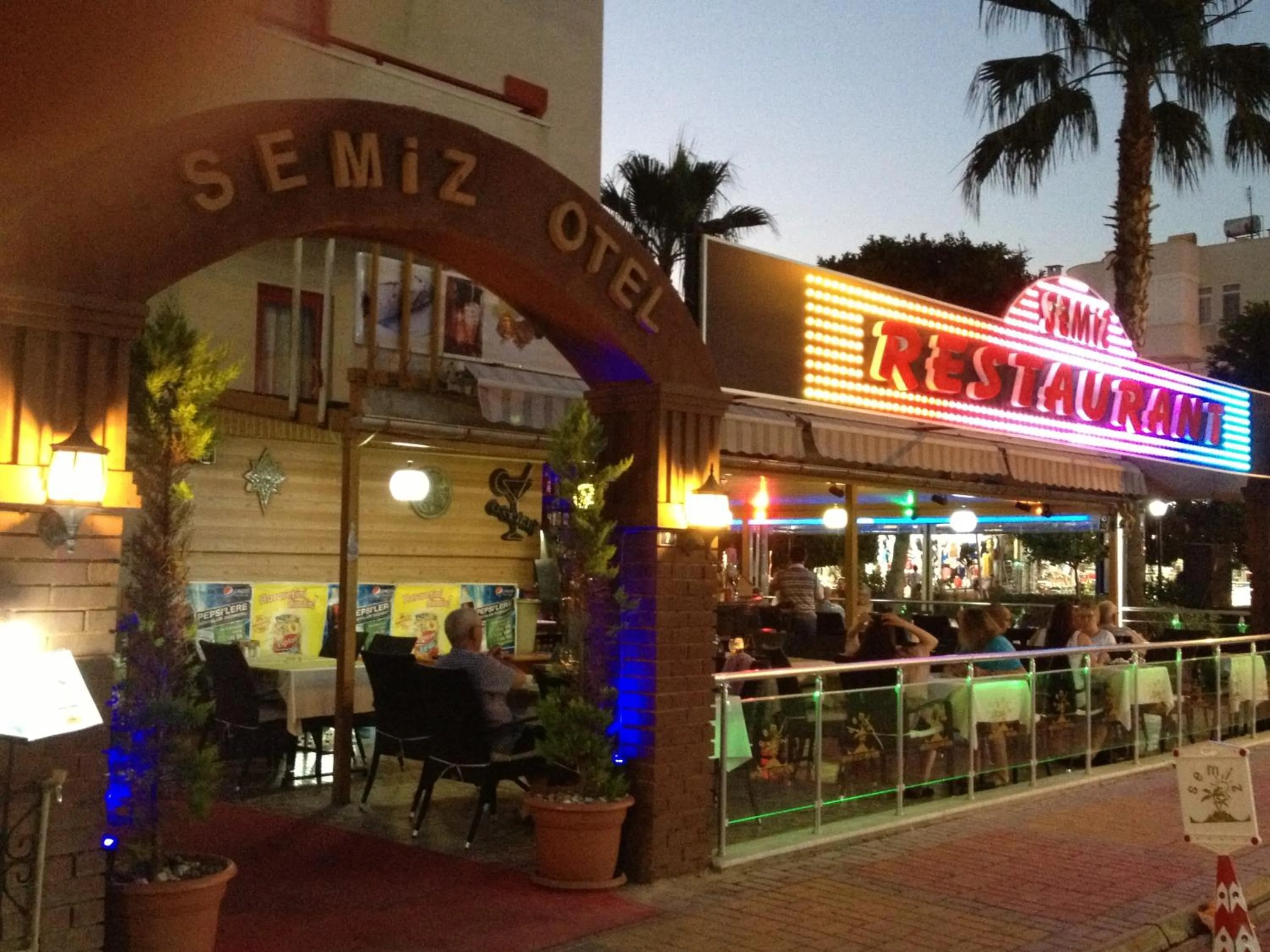 Restaurant/places to eat in Semiz Apart Hotel