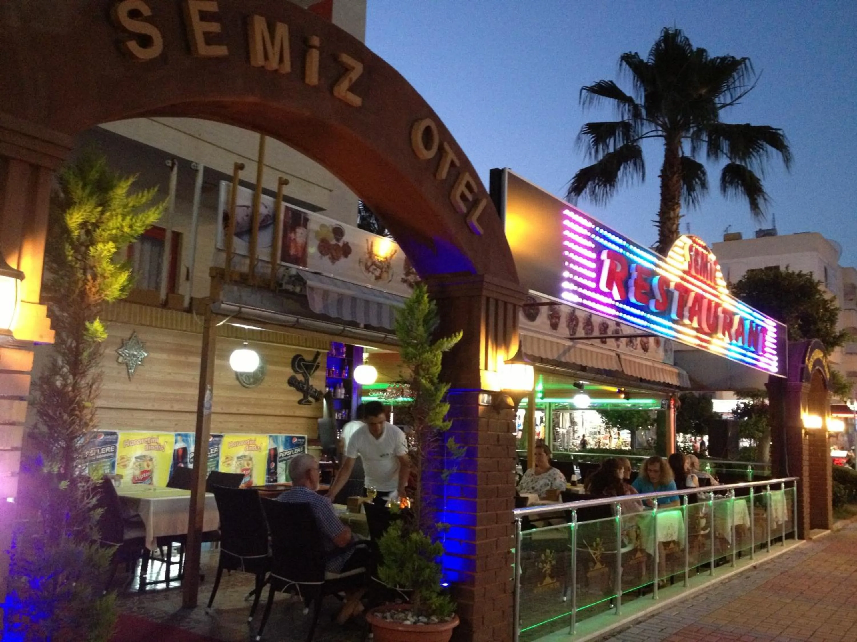 Restaurant/places to eat in Semiz Apart Hotel