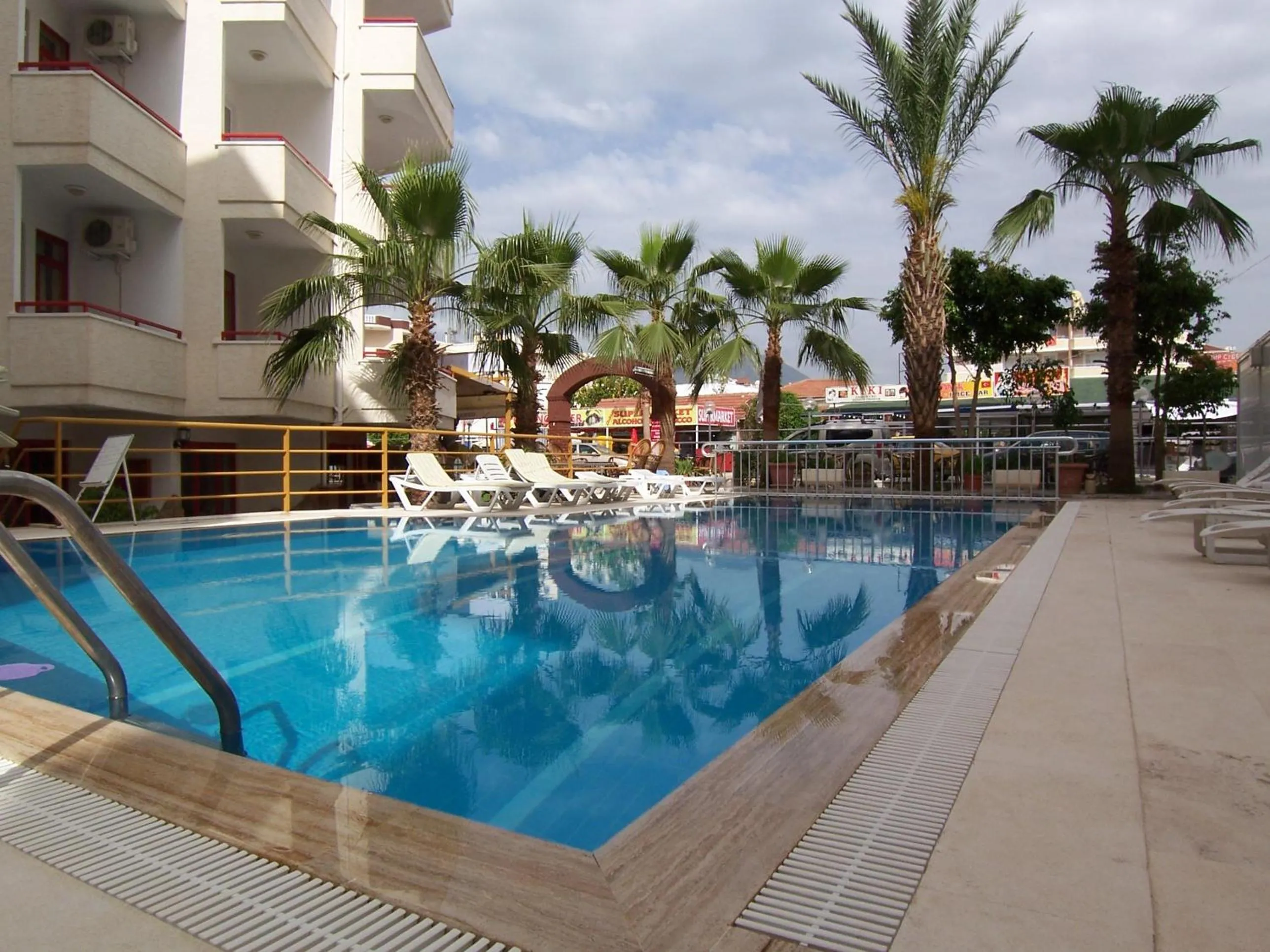 Swimming pool in Semiz Apart Hotel