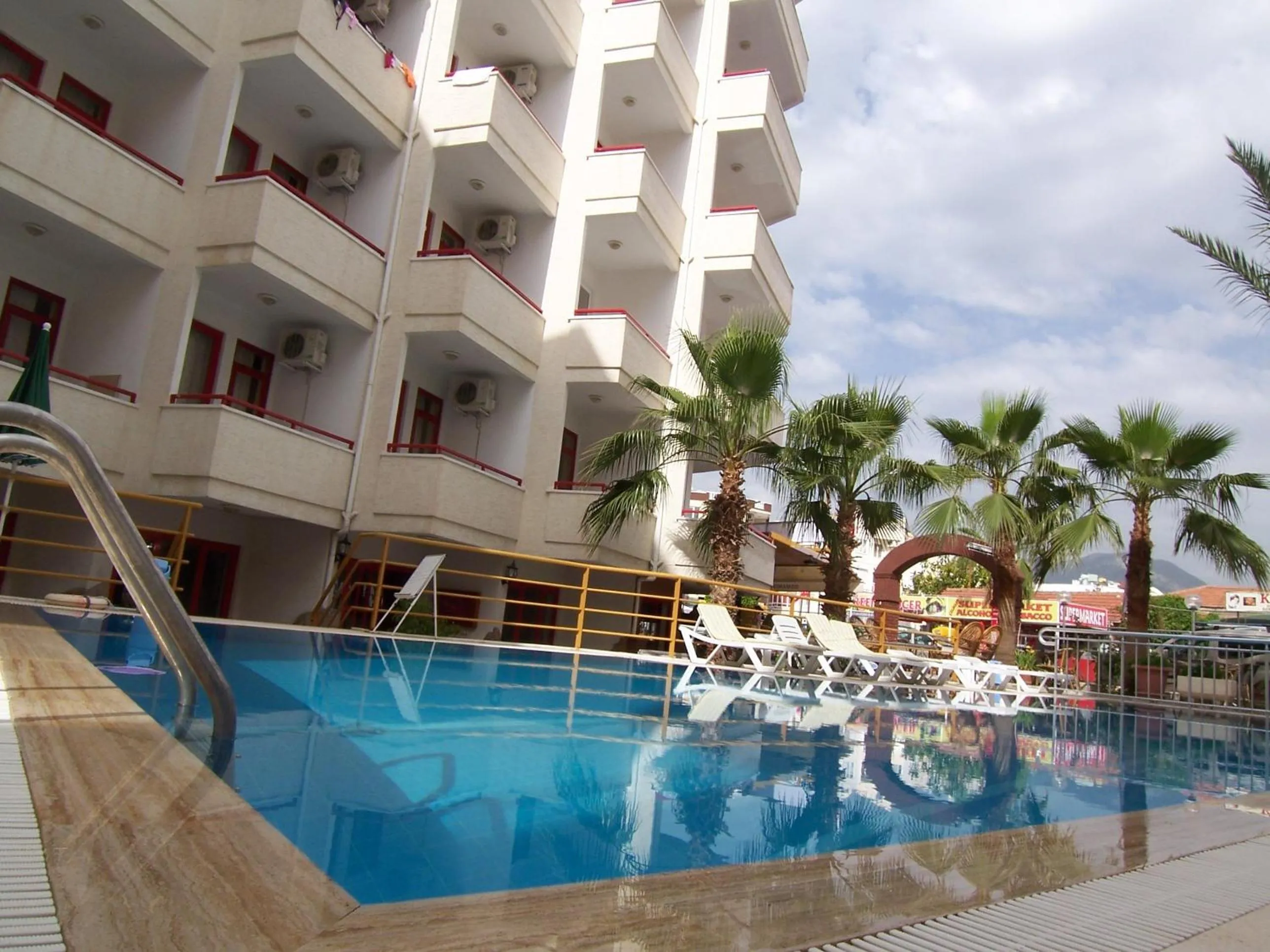 Swimming pool in Semiz Apart Hotel