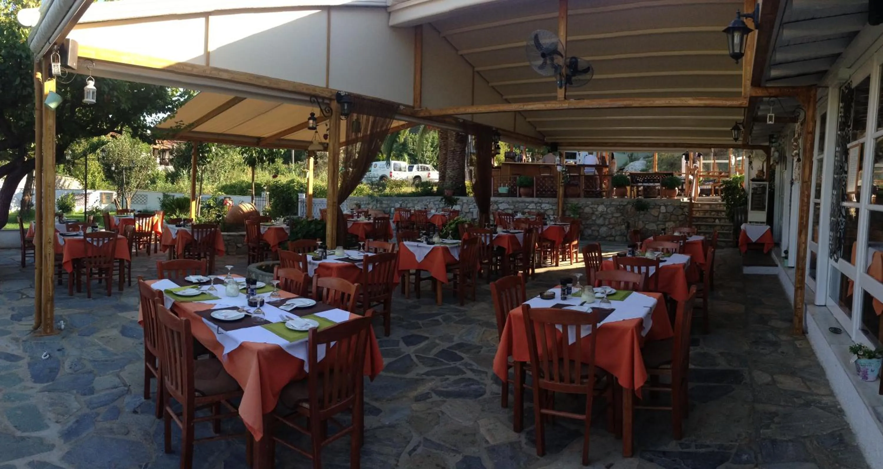 Restaurant/places to eat in Vontzos Hotel