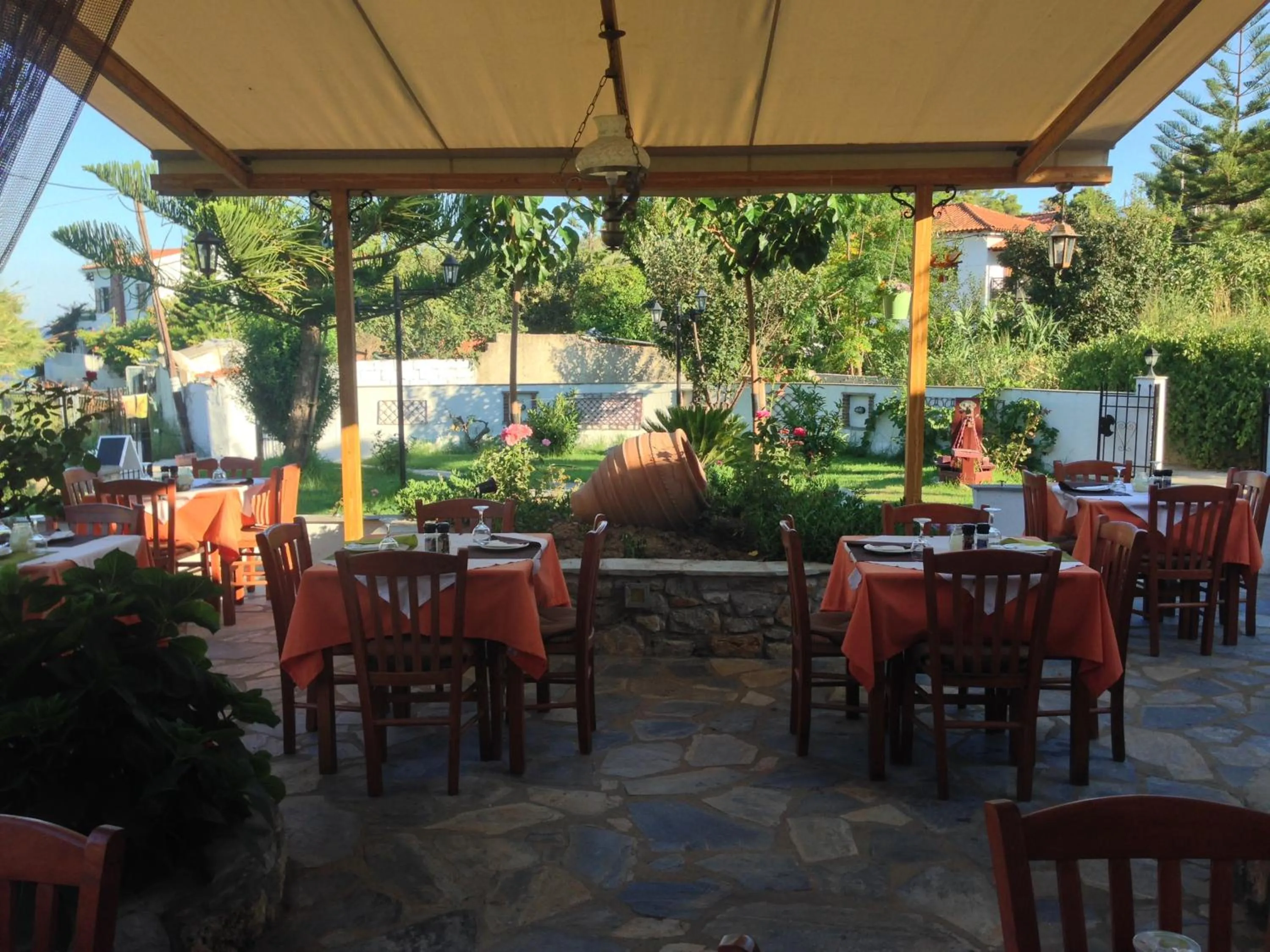 Restaurant/places to eat in Vontzos Hotel