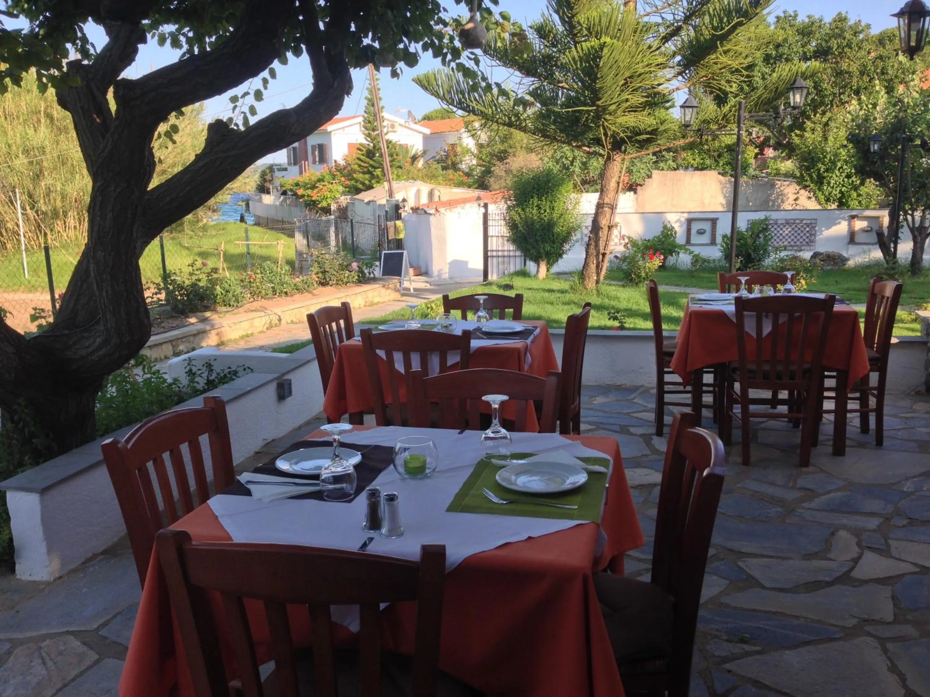 Restaurant/places to eat in Vontzos Hotel