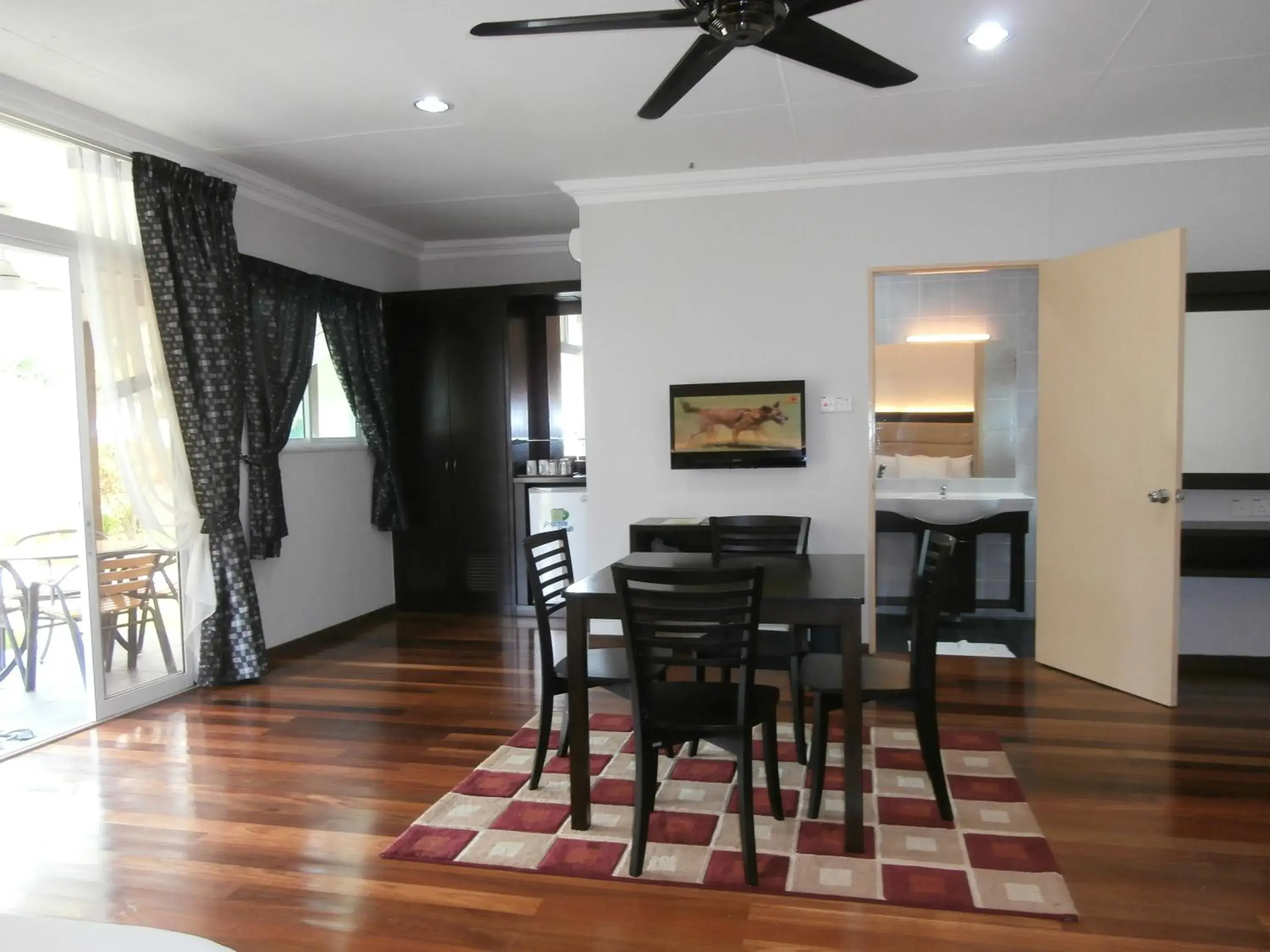 Shower, Dining Area in Langkah Syabas Beach Resort