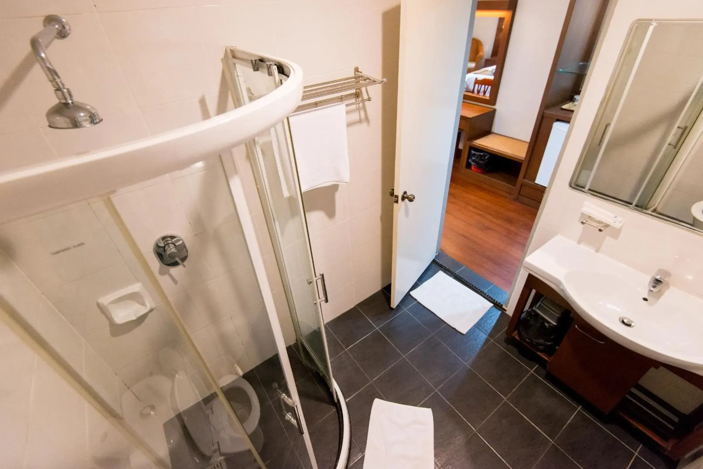 Shower, Kitchen/Kitchenette in Langkah Syabas Beach Resort