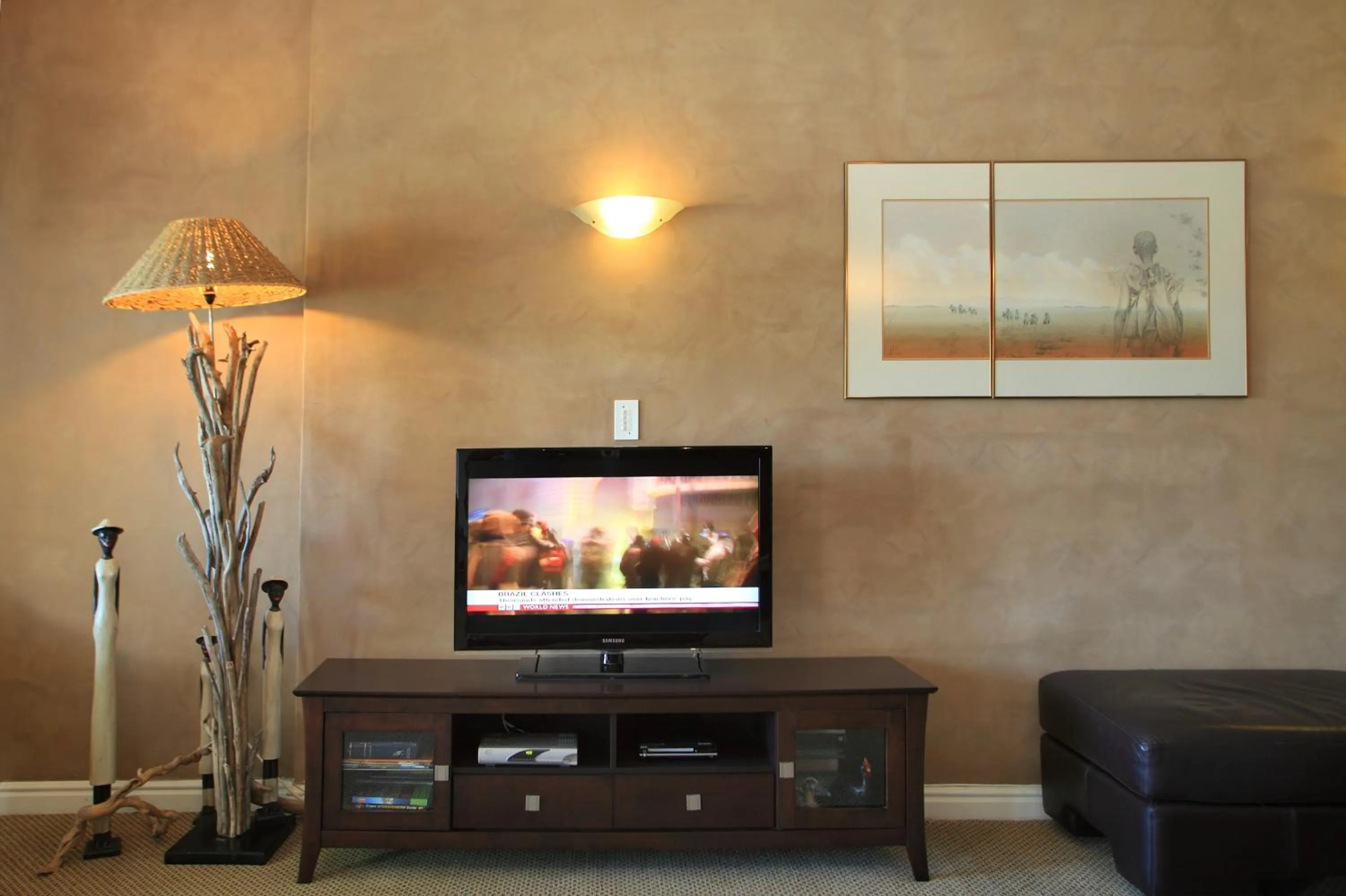 Communal lounge/ TV room in Waterfront Lodge