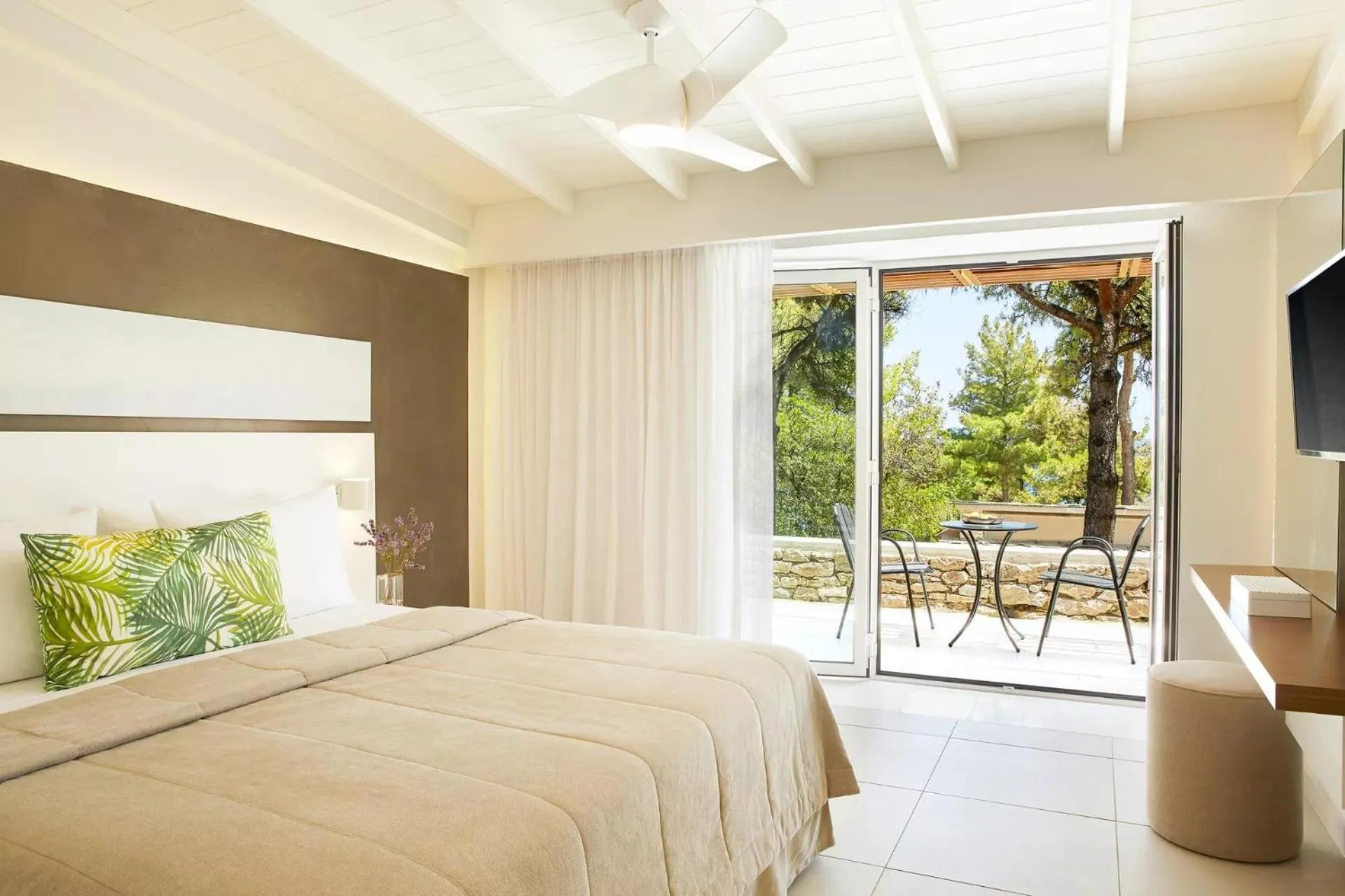 Photo of the whole room, Bed in Makryammos