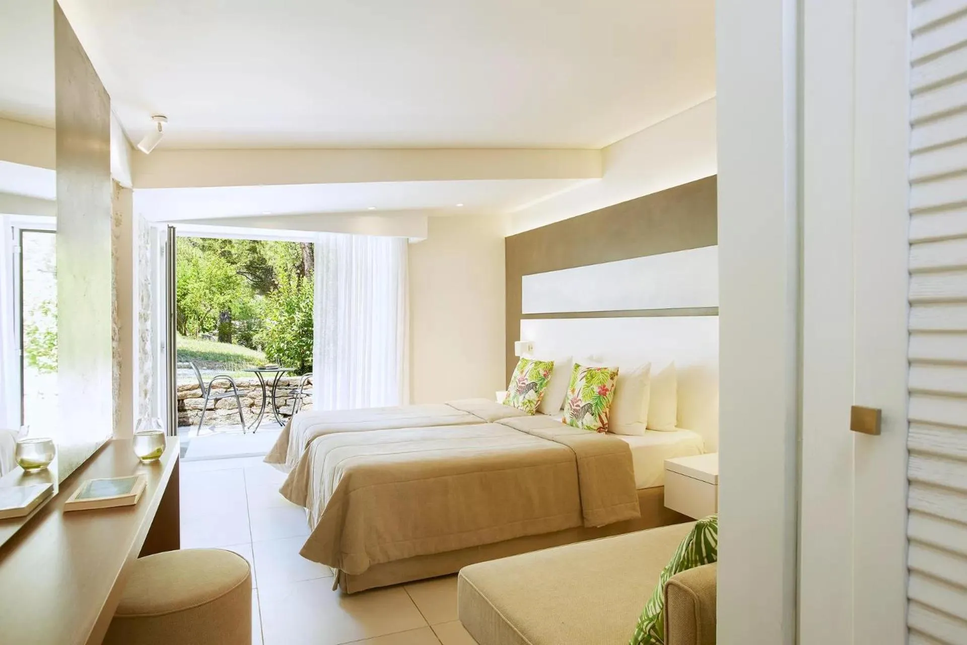 Photo of the whole room, Bed in Makryammos