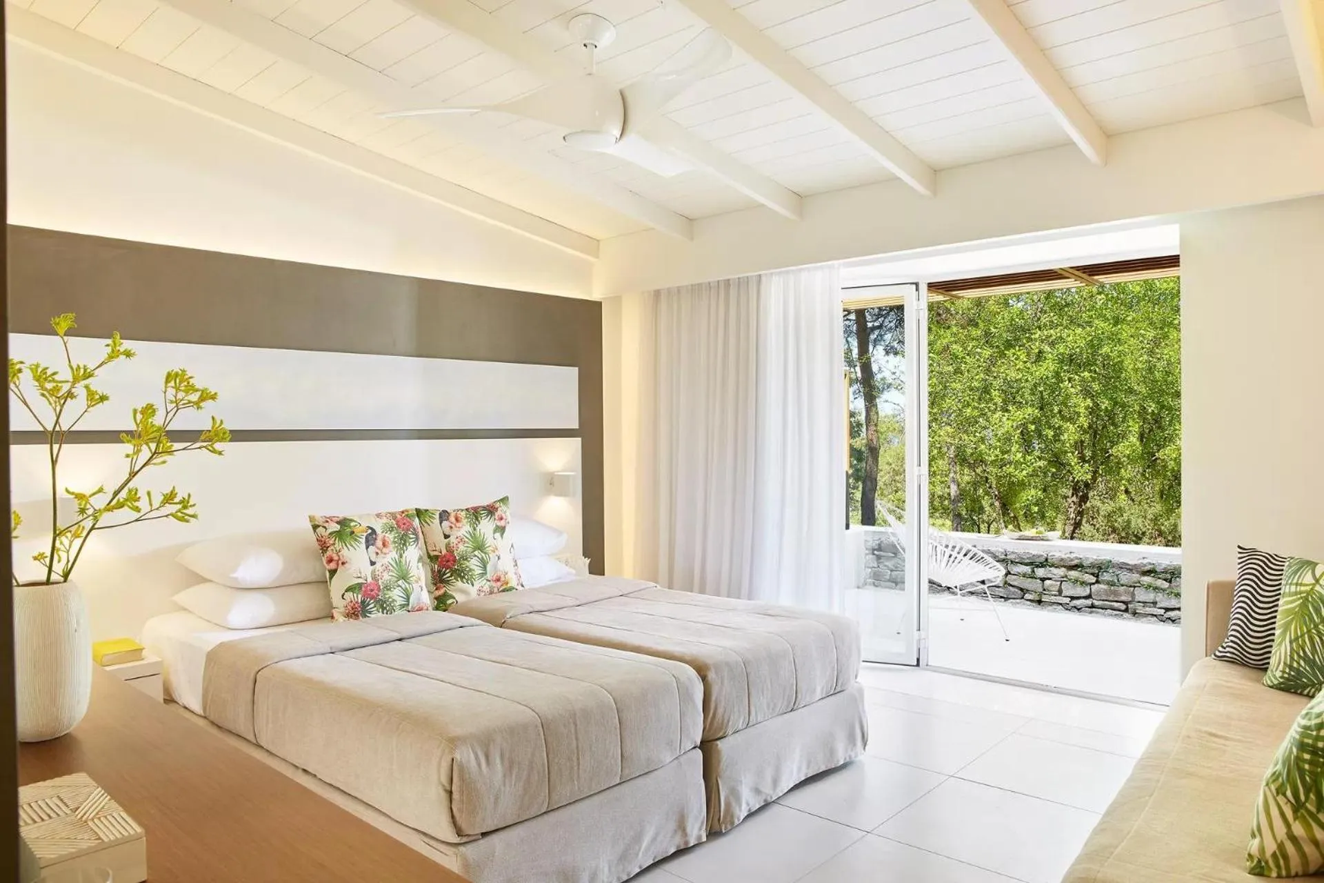 Photo of the whole room, Bed in Makryammos