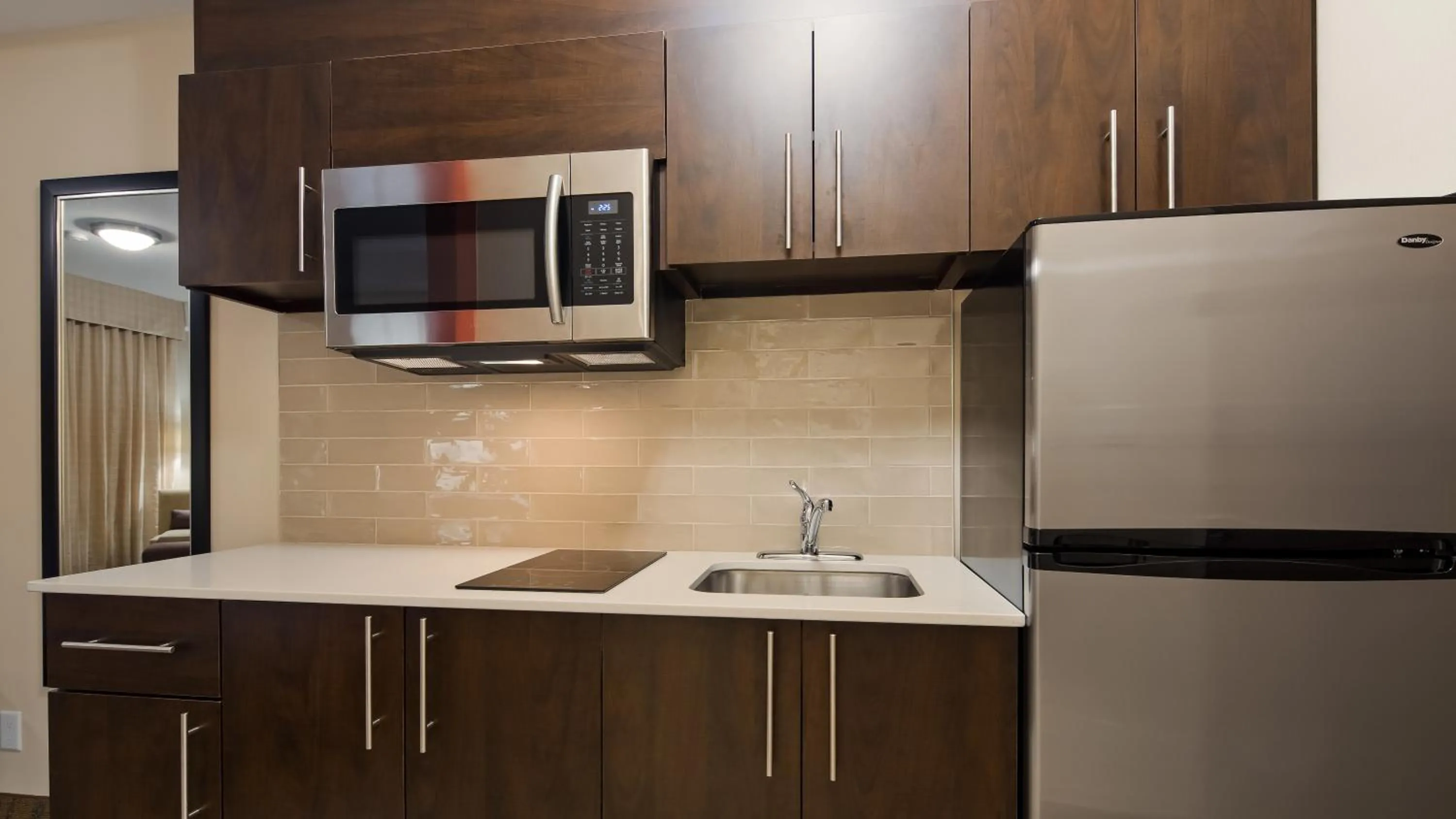 Kitchen or kitchenette in Best Western Plus Merritt Hotel