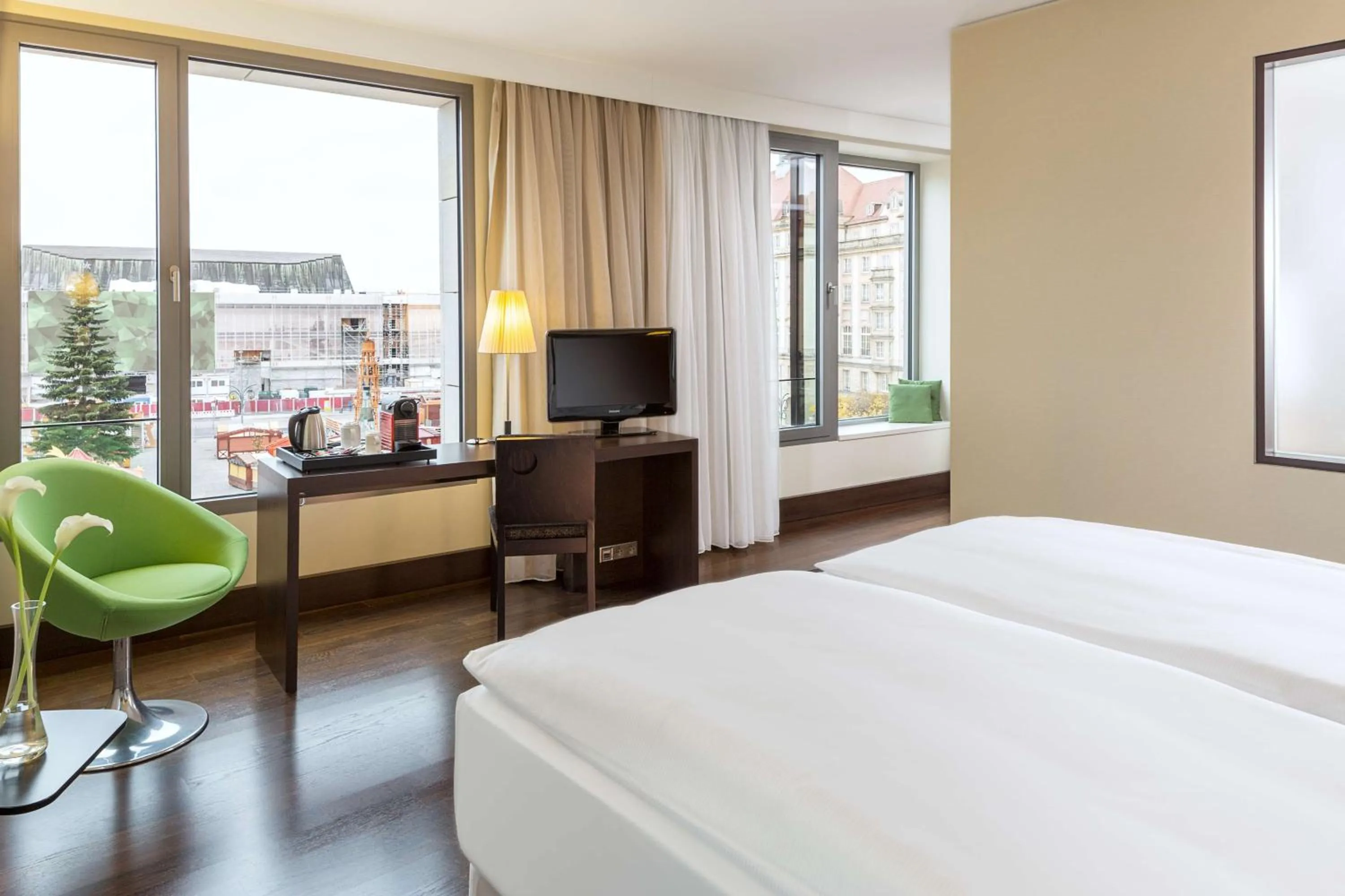 Photo of the whole room, Bed in NH Collection Dresden Altmarkt