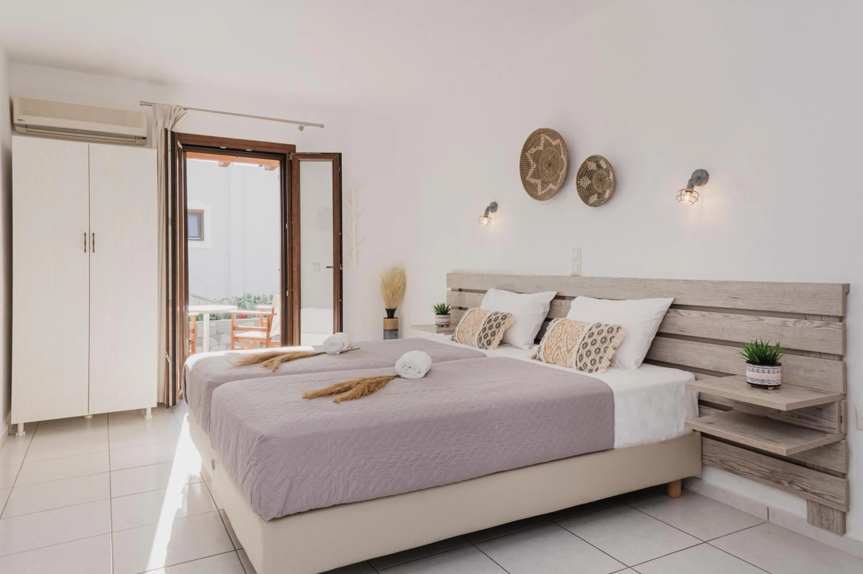 Bed in Petros Studios & Suites