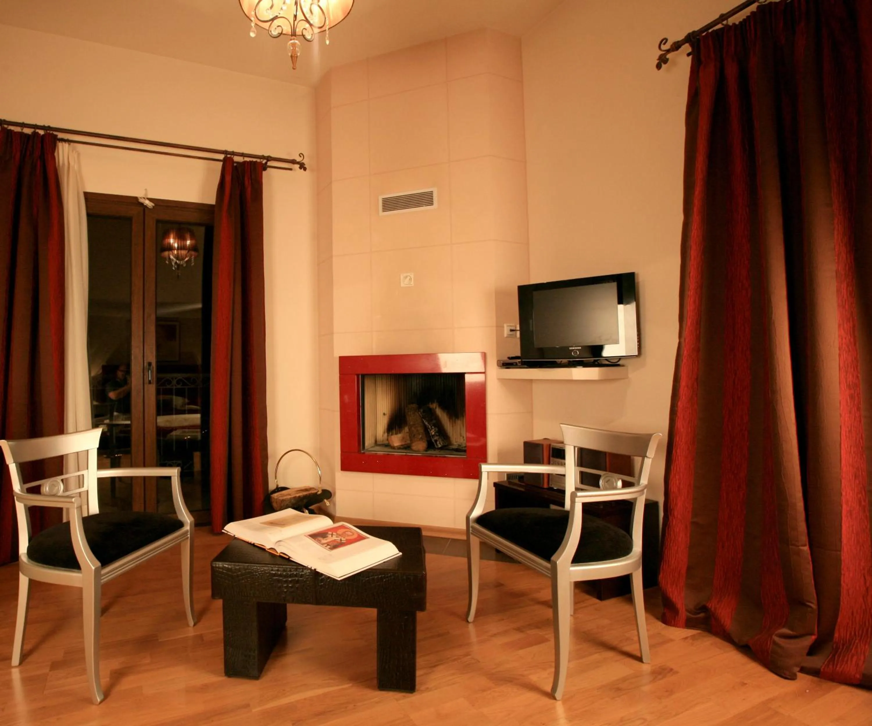 Communal lounge/ TV room in Epavlis Meteora Suites Hotel