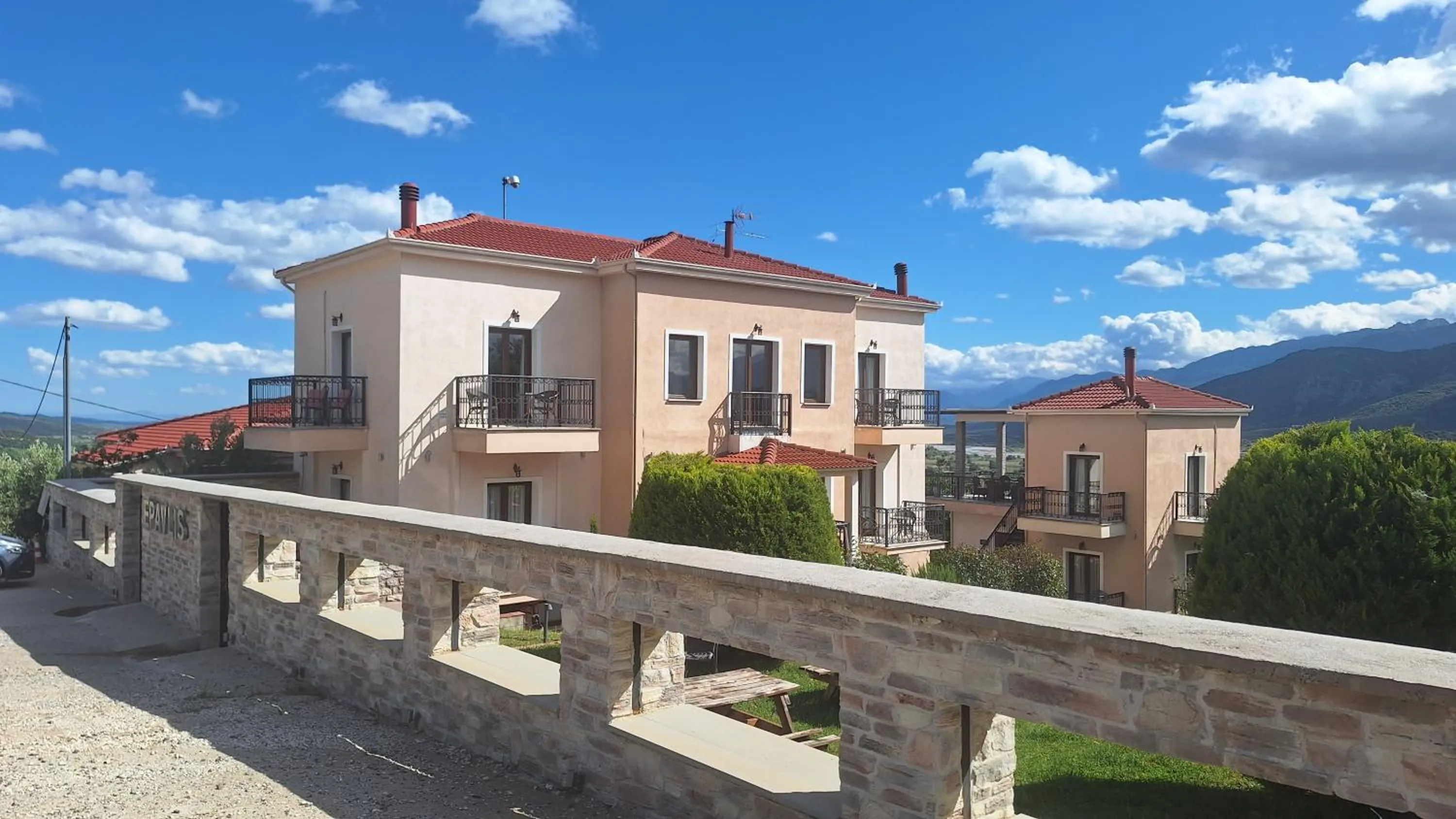 Epavlis Meteora Suites Hotel