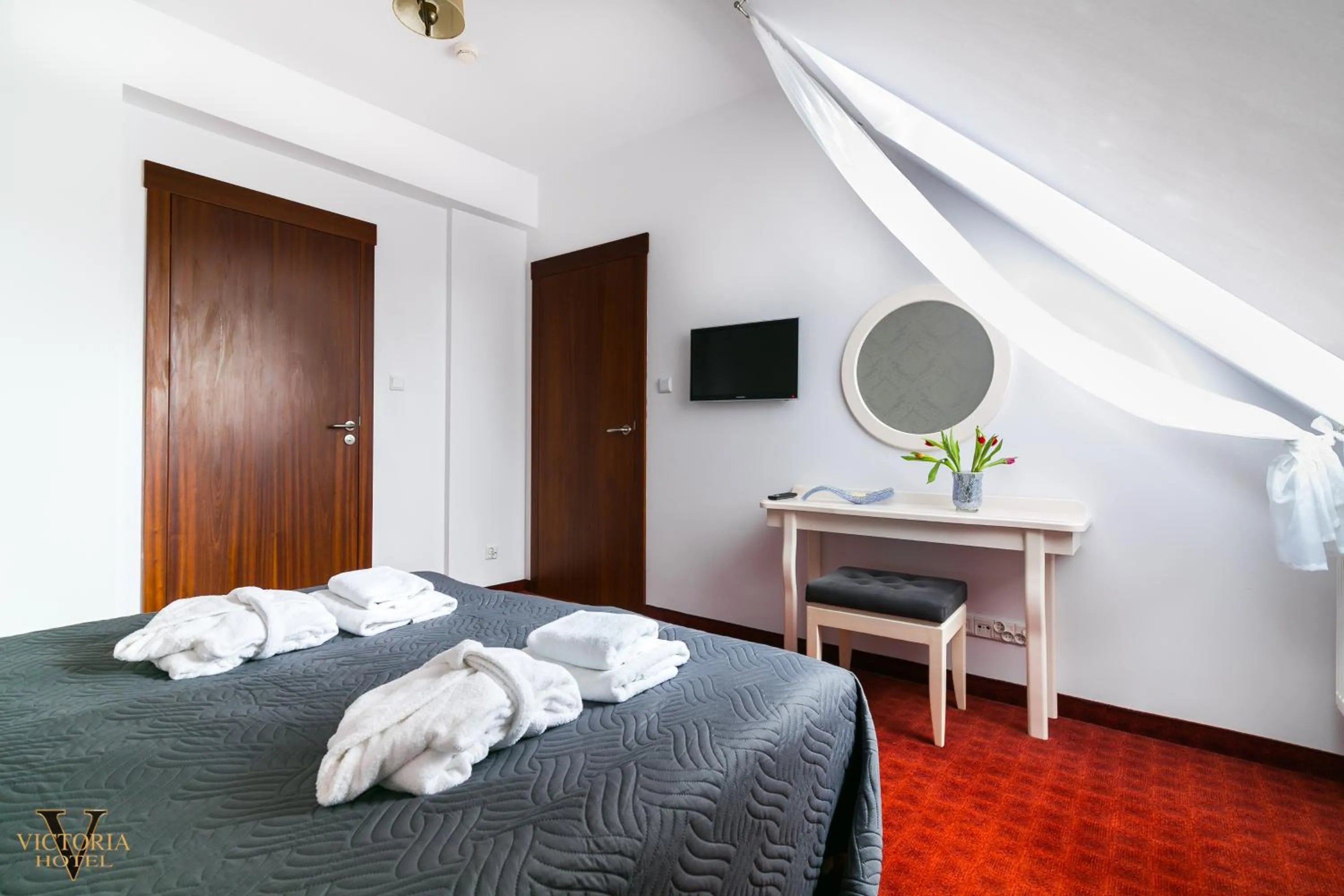 Communal lounge/ TV room, Bed in Hotel Victoria