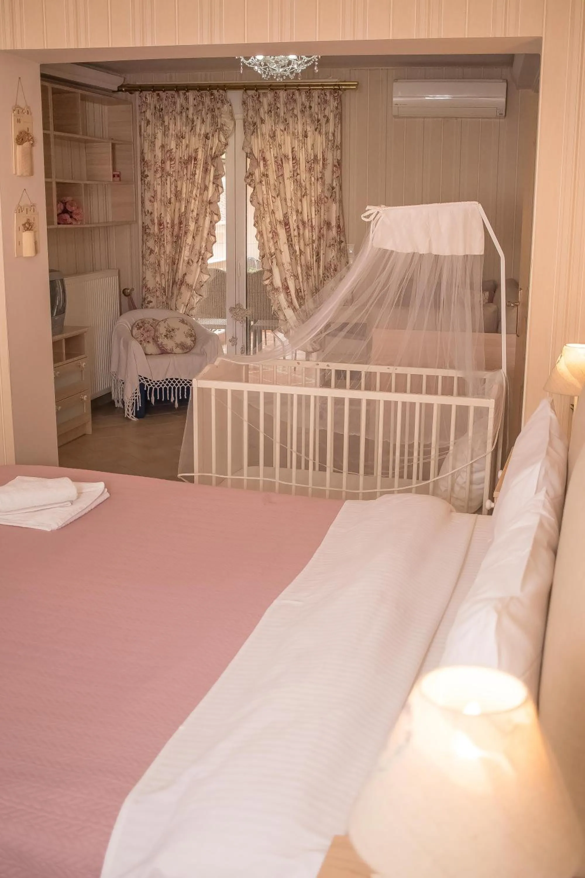 Bed in Luxury Family Villa Meteora