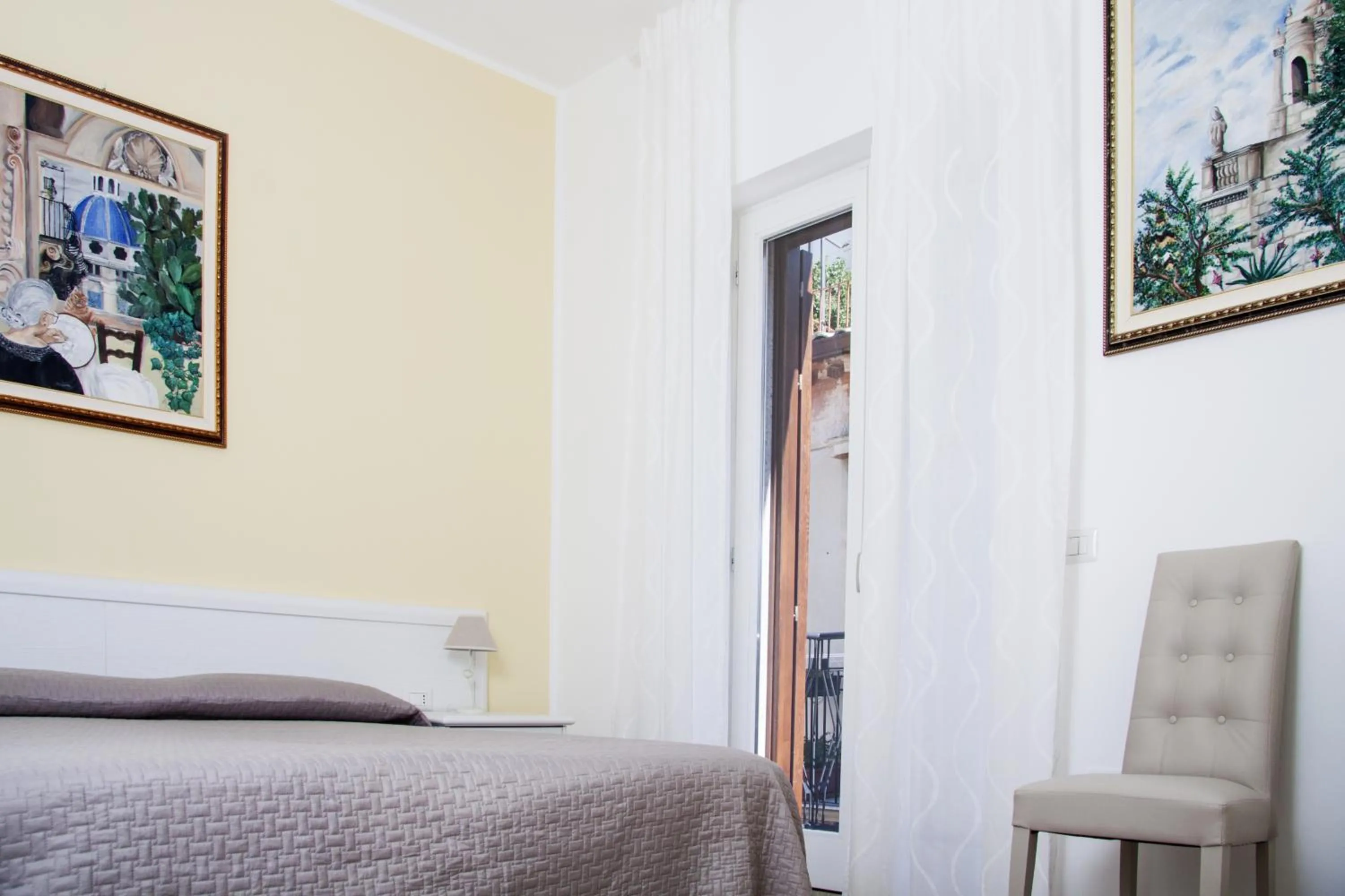 Bed in BFRAME Cornice Barocca