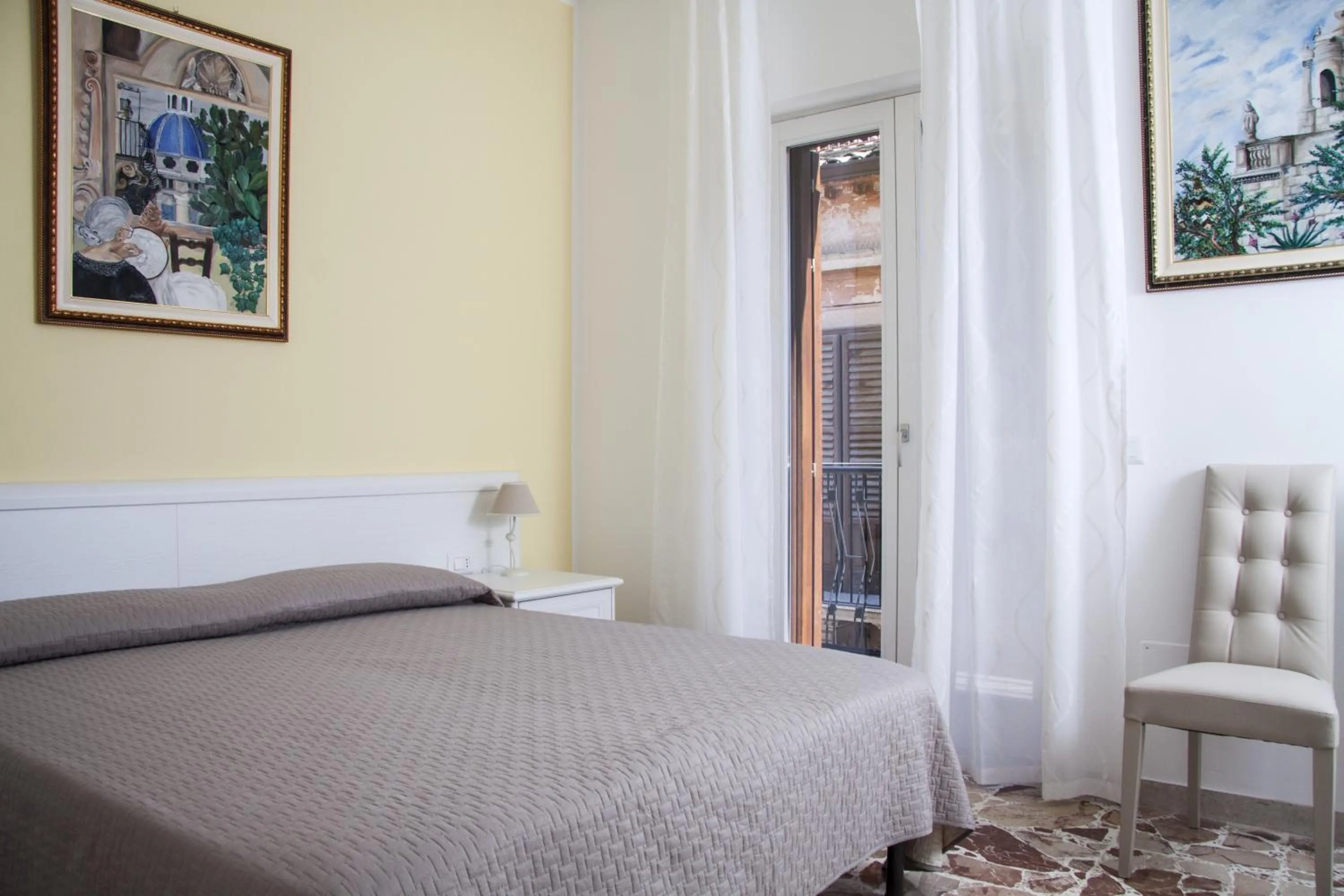 Bed in BFRAME Cornice Barocca