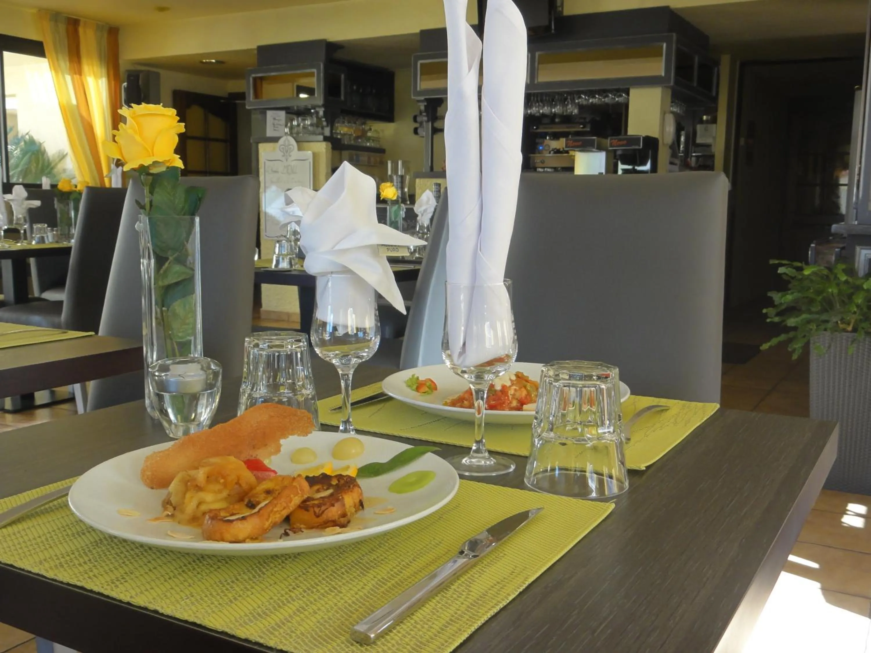 Restaurant/places to eat in Hotel Princess
