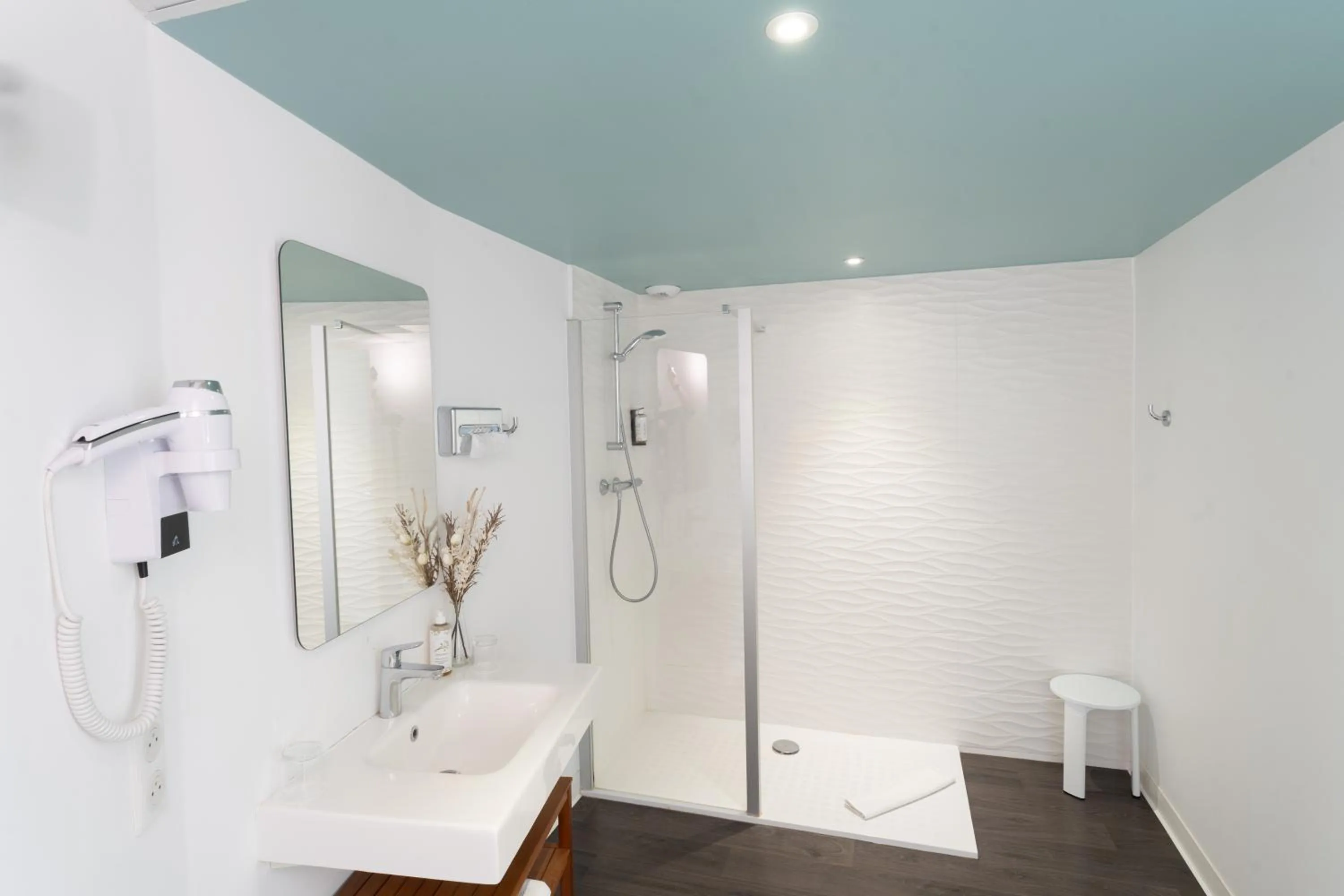 Bathroom in Grand Hôtel Niort Centre