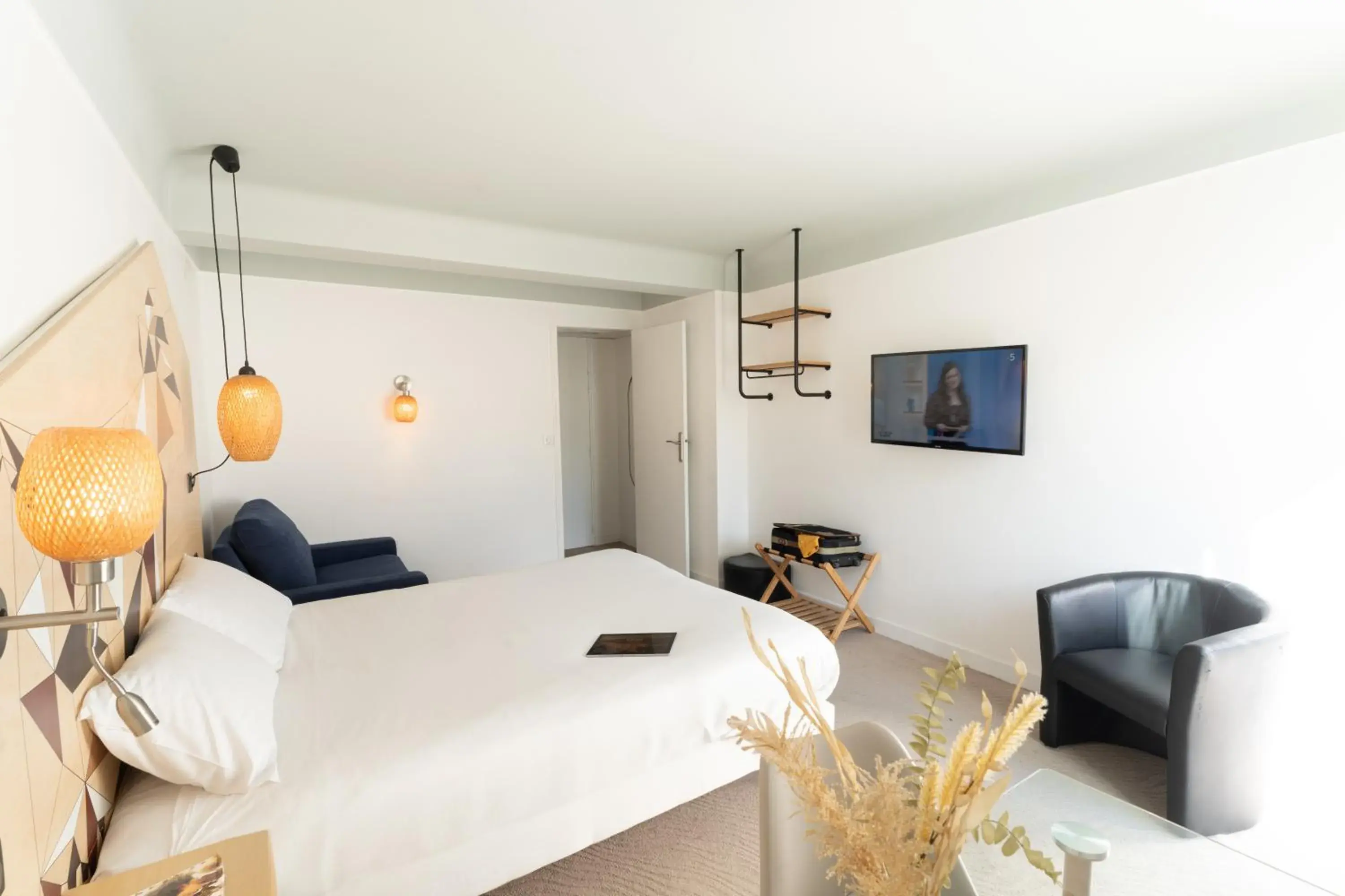 Living room, Bed in Grand Hôtel Niort Centre Living room, Bed in Grand Hôtel Niort Centre