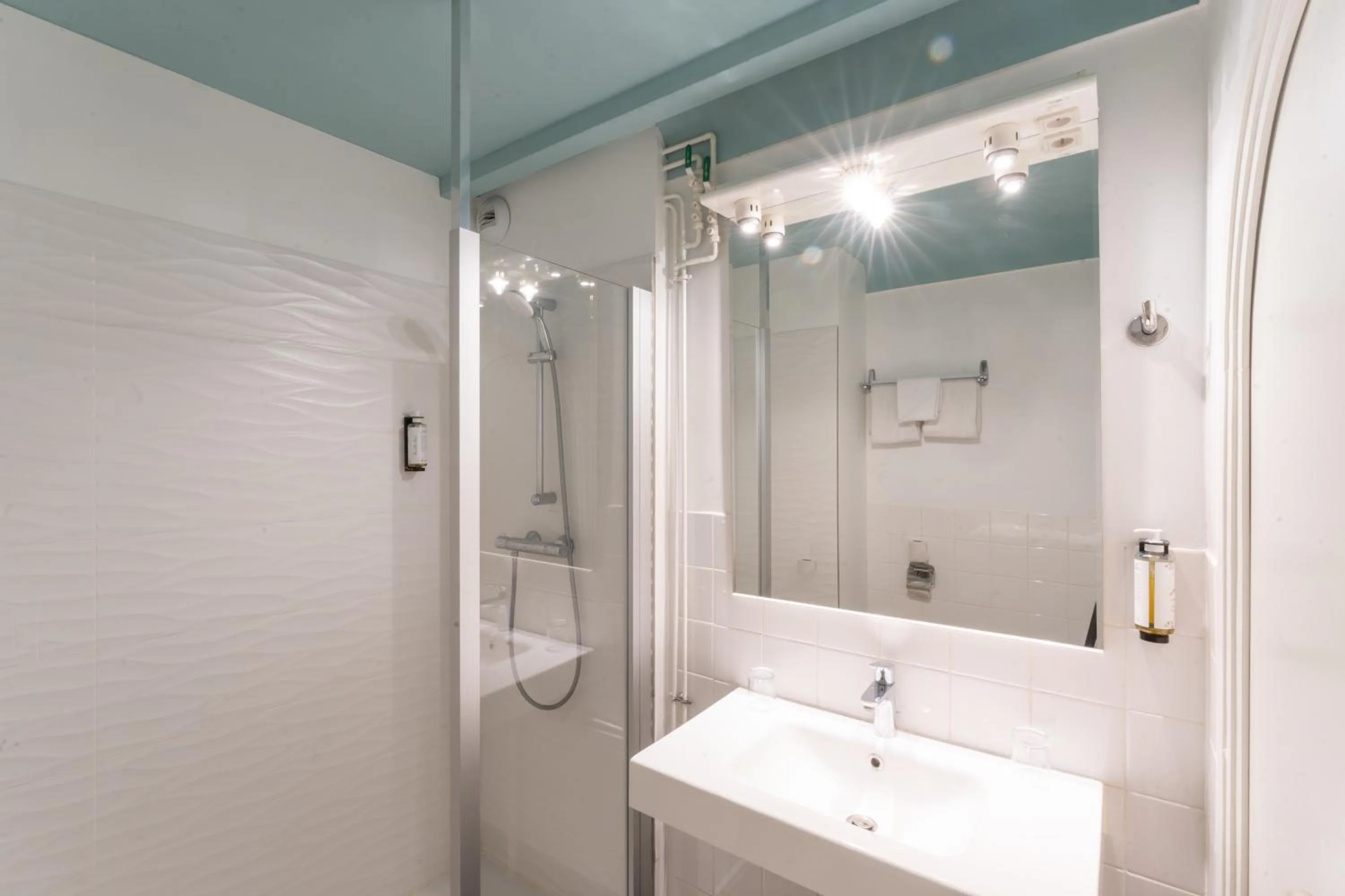 Bathroom in Grand Hôtel Niort Centre