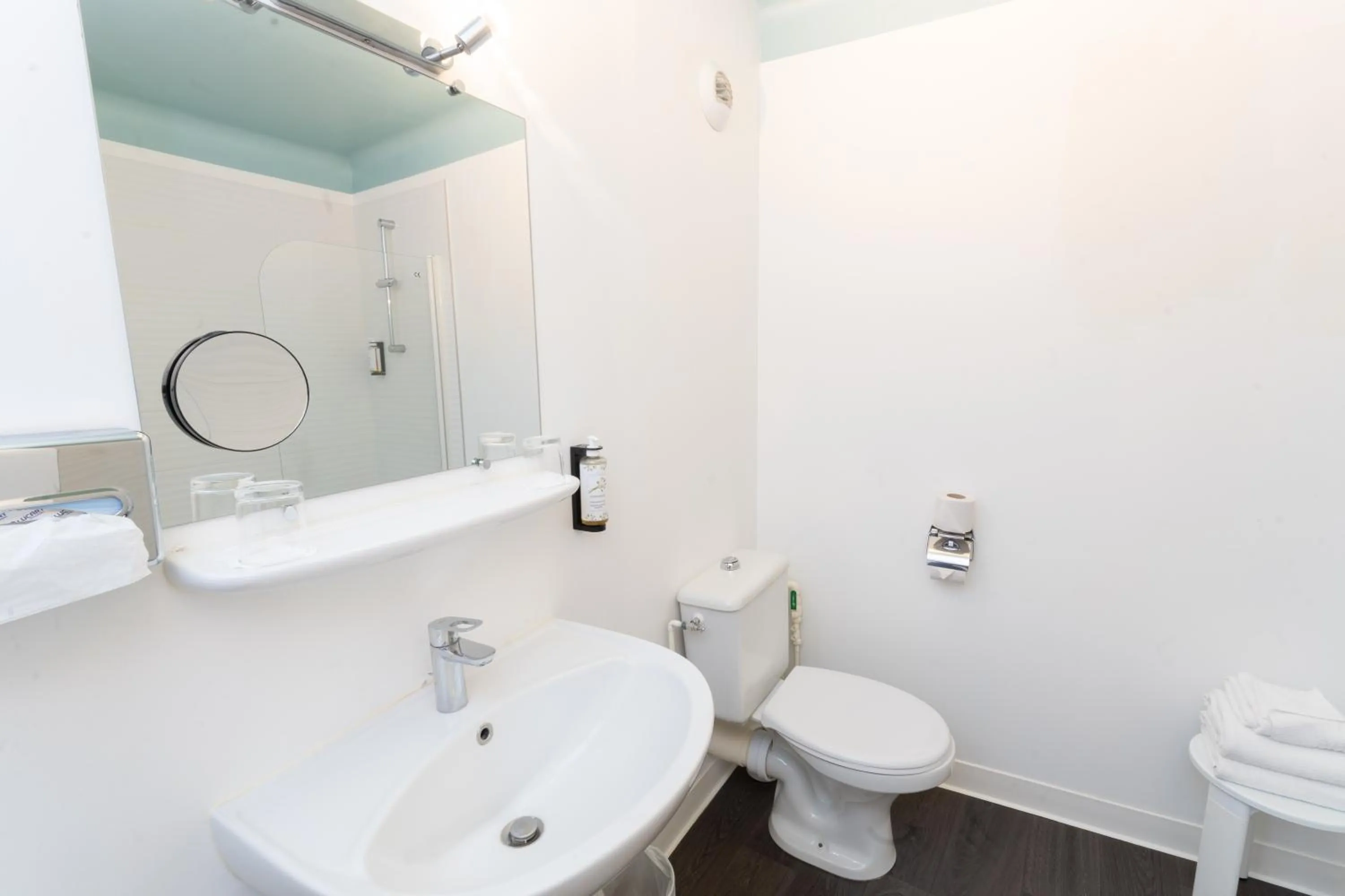 Bathroom in Grand Hôtel Niort Centre