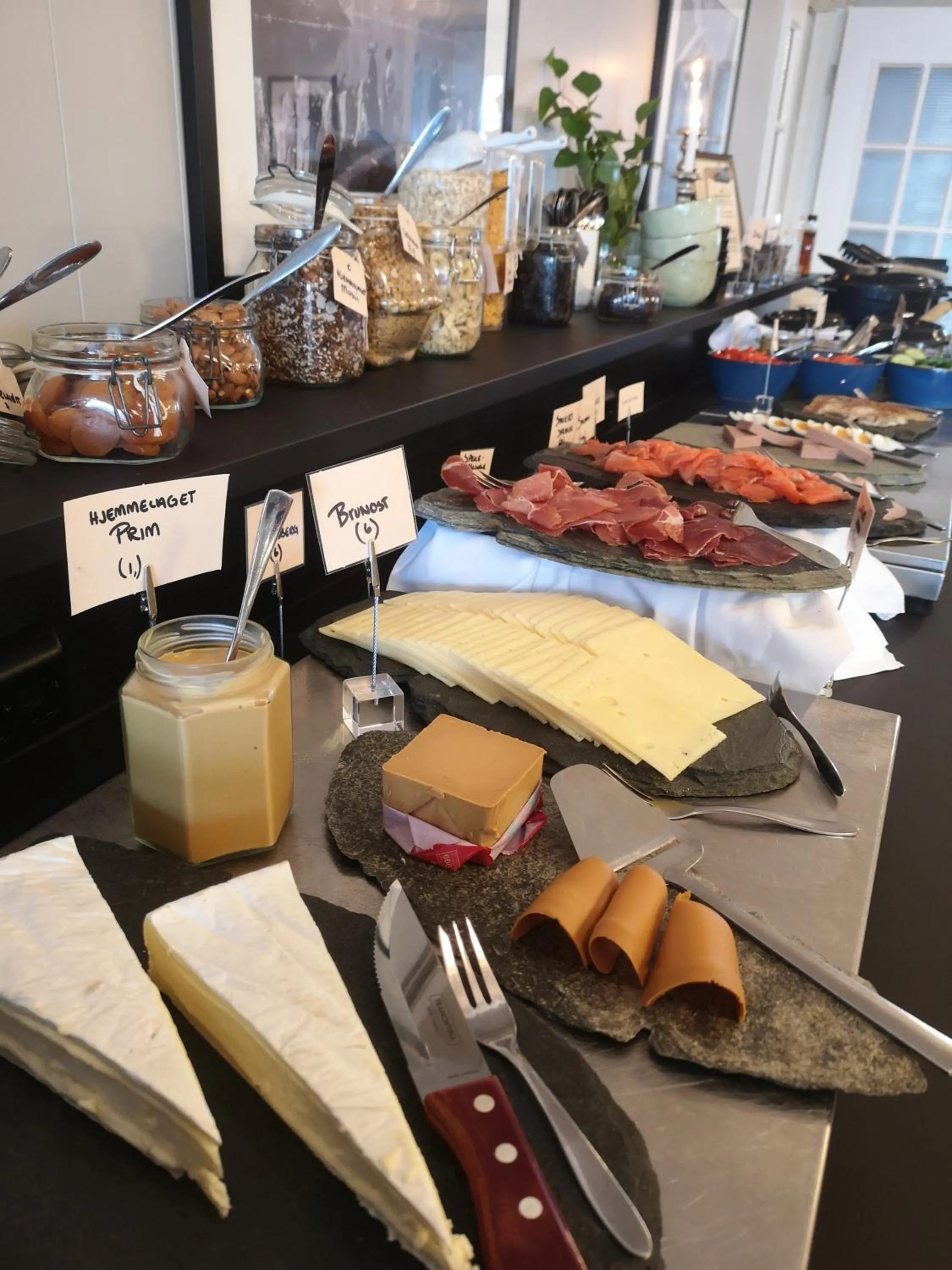 Buffet breakfast in Hotel Utsikten - by Classic Norway Hotels