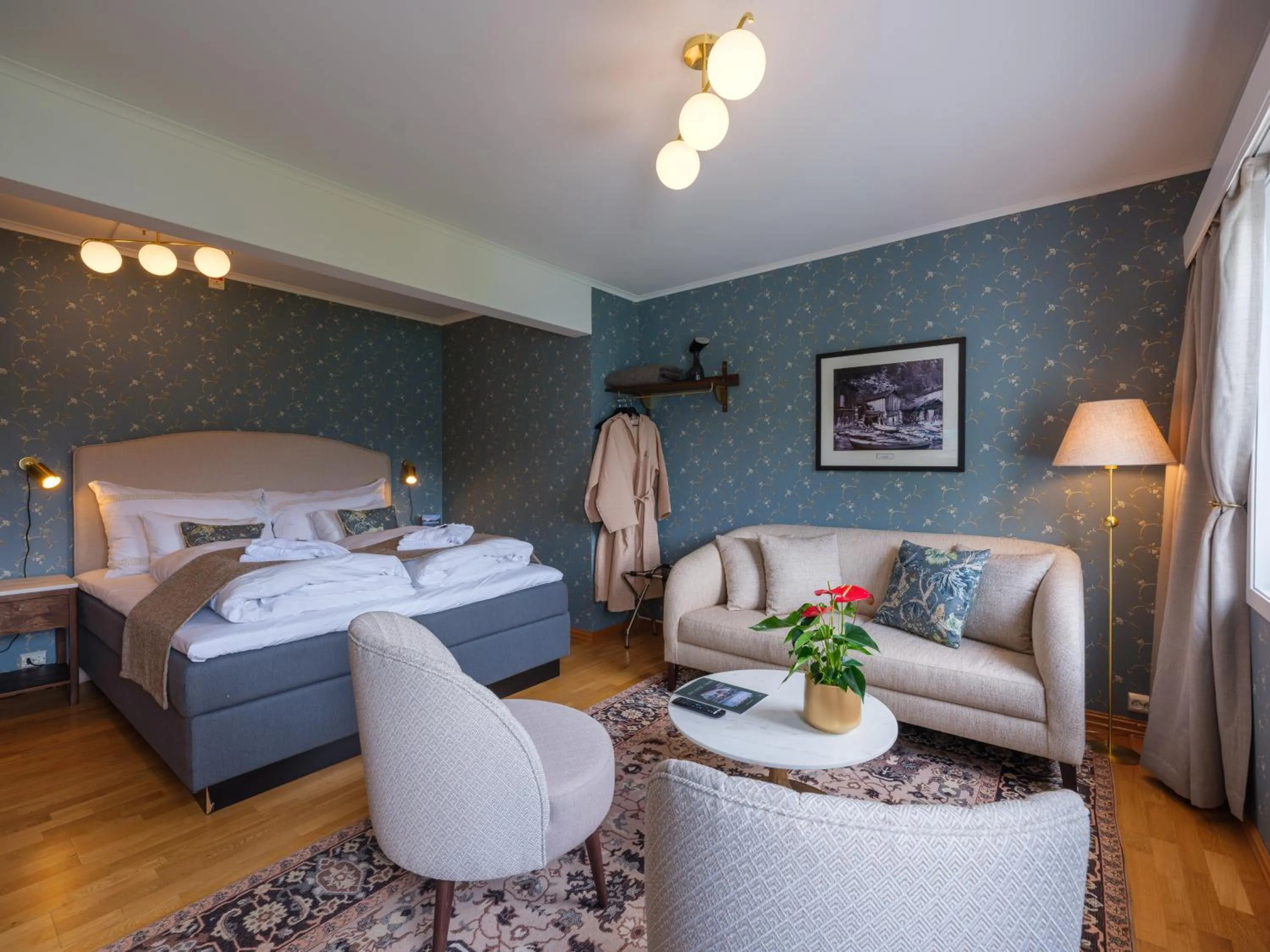 Photo of the whole room, Bed in Hotel Utsikten - by Classic Norway Hotels