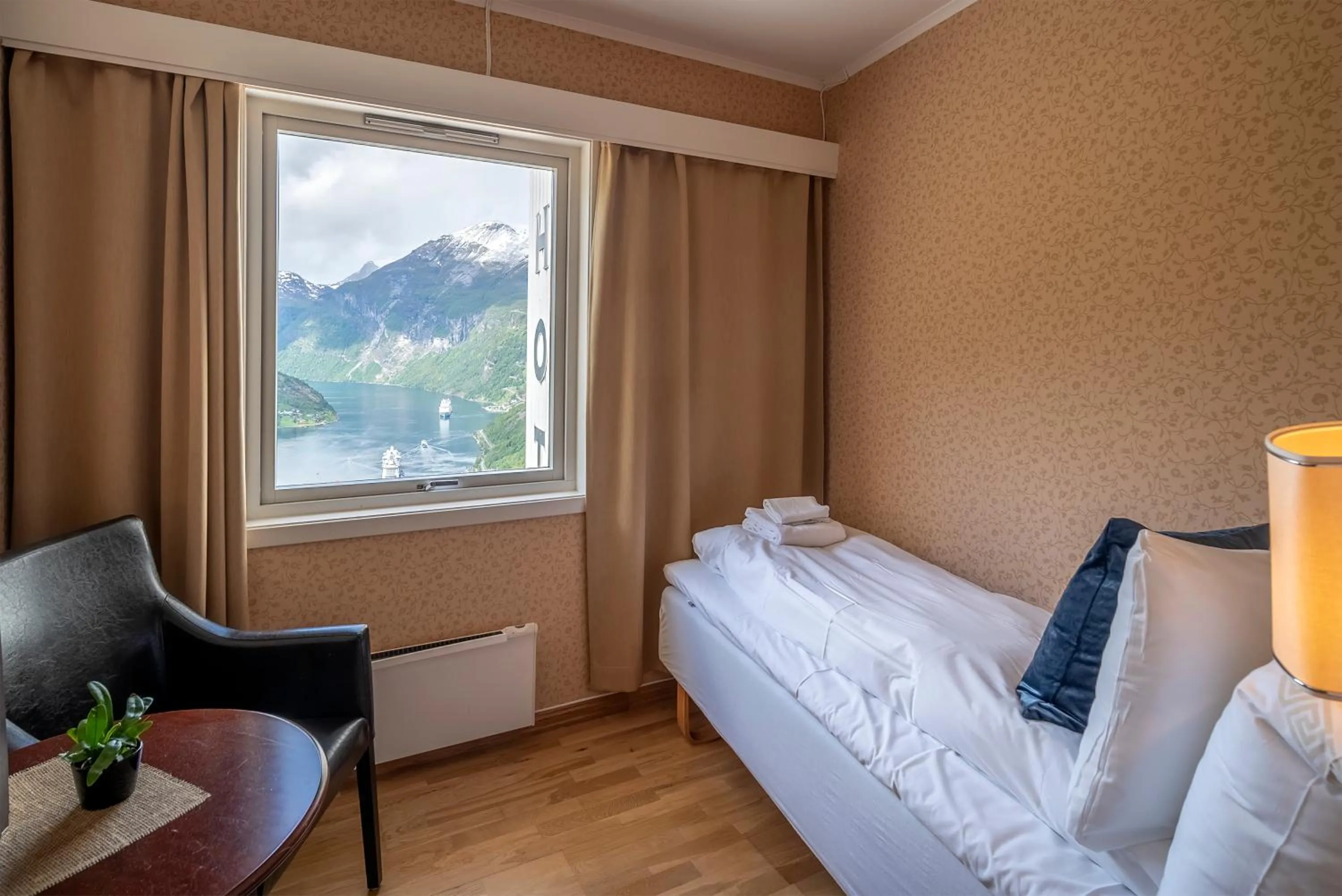 Photo of the whole room, Bed in Hotel Utsikten - by Classic Norway Hotels