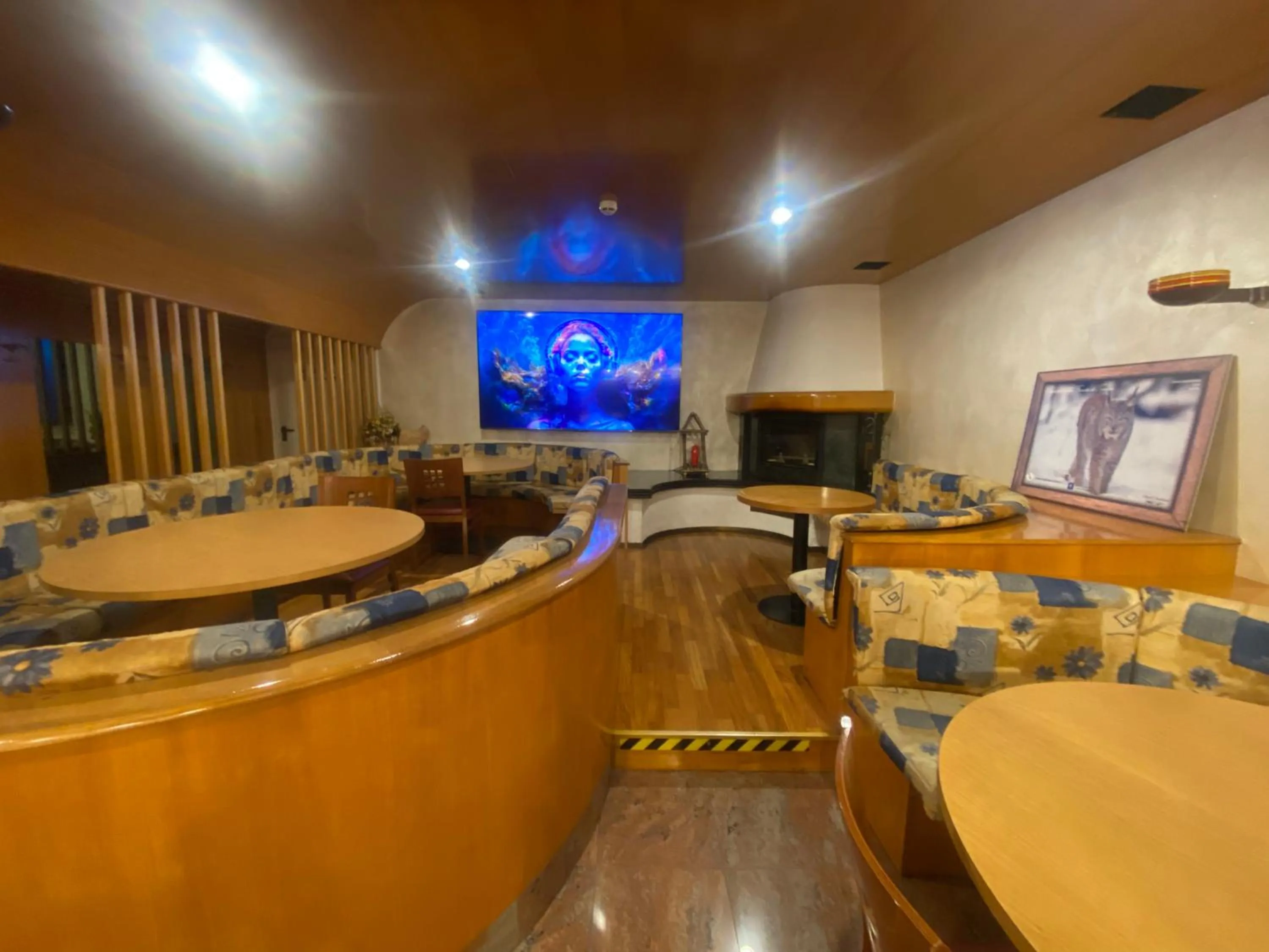 Communal lounge/ TV room in Hotel International