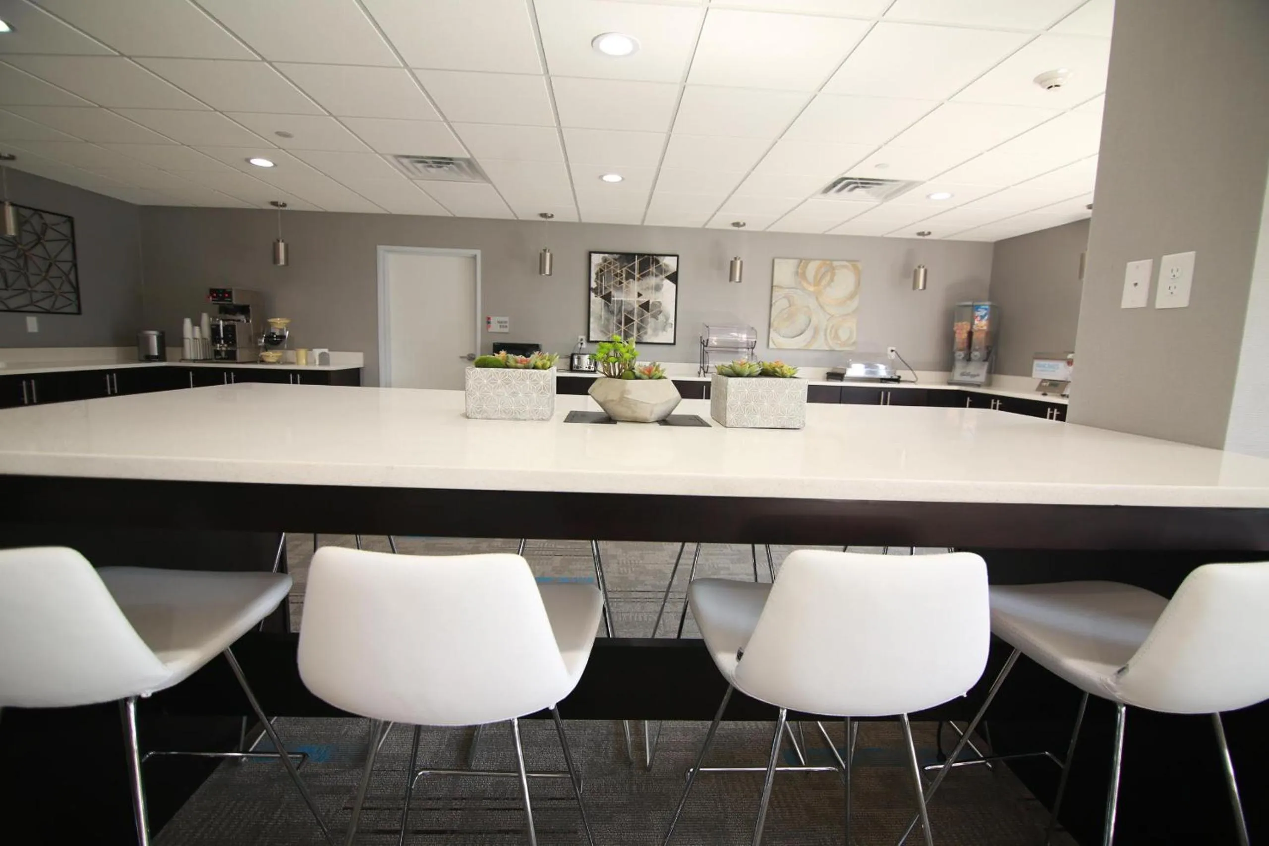 Restaurant/places to eat in Home Inn and Suites Memphis