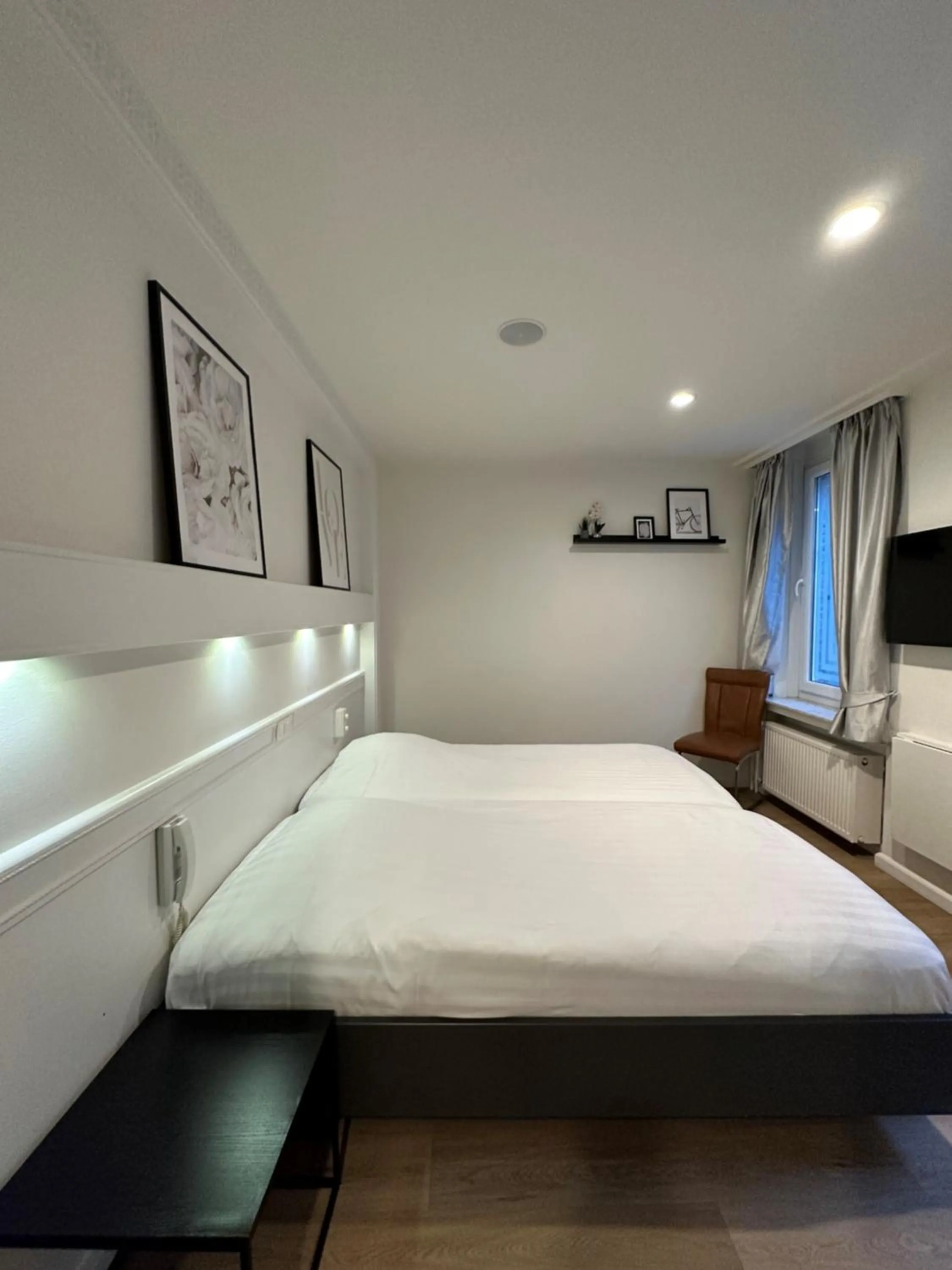 Deluxe Twin Room in Beaux ARTS