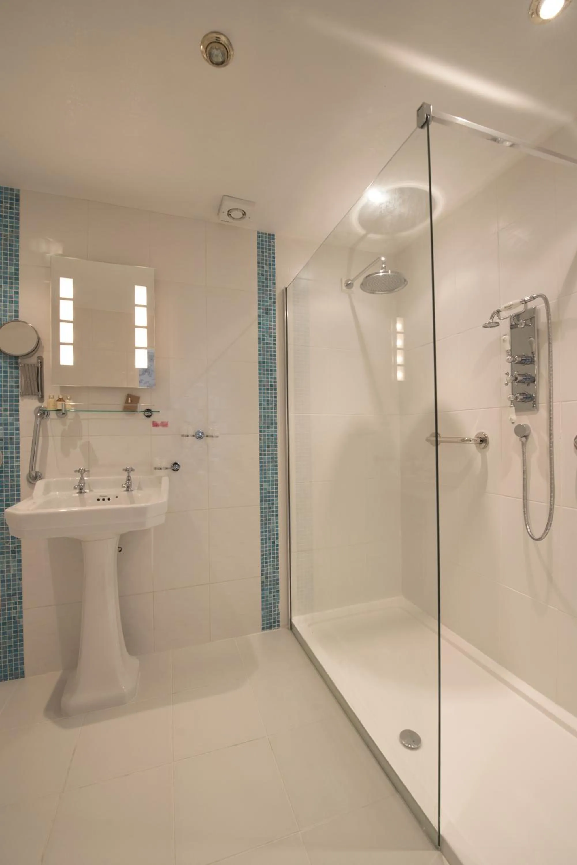 Bathroom in Woodlands Lodge Hotel